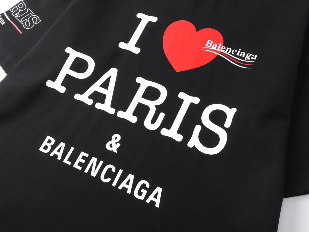 🅿️186 real photos [Top version. Official website quality] BALENCI*GA/Paris. SS25 latest model, front and back left and right sleeves I Love Paris & Balenciaxx art printed short-sleeved T-shirt. Brick cabinet synchronization. Genuine product developed at the first time, happy to print and compare! The fabric is made of Paris ZP custom-woven and dyed cotton double yarn. Weighing 260 grams, the cloth surface is clean. The cloth pattern is clear, soft and comfortable. The threads are dyed with no color difference. The printing uses environmentally friendly imported materials. The letters are clear and the effect is three-dimensional. The version adopts OS loose shoulder design. Same style for men and women. Code: BL253650 Color: white, black Size: XS S M L