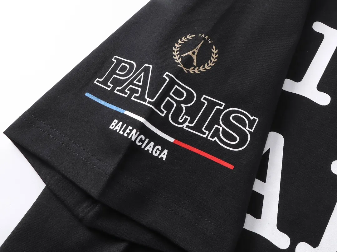 🅿️186 real photos [Top version. Official website quality] BALENCI*GA/Paris. SS25 latest model, front and back left and right sleeves I Love Paris & Balenciaxx art printed short-sleeved T-shirt. Brick cabinet synchronization. Genuine product developed at the first time, happy to print and compare! The fabric is made of Paris ZP custom-woven and dyed cotton double yarn. Weighing 260 grams, the cloth surface is clean. The cloth pattern is clear, soft and comfortable. The threads are dyed with no color difference. The printing uses environmentally friendly imported materials. The letters are clear and the effect is three-dimensional. The version adopts OS loose shoulder design. Same style for men and women. Code: BL253650 Color: white, black Size: XS S M L