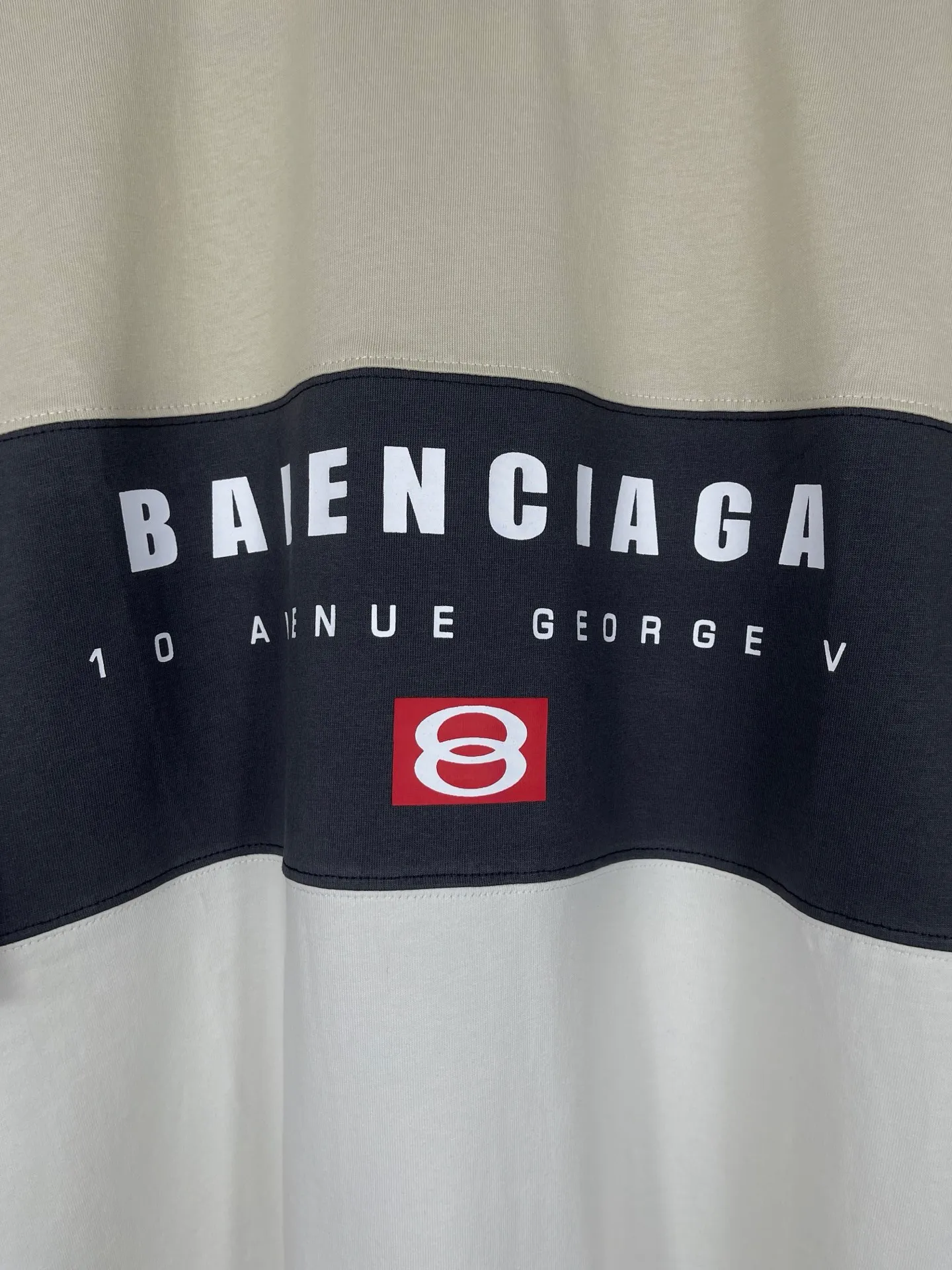 🅿️206 Actual pictures [Top version. Official website quality] BALENCI*GA/Paris.SS25 latest model. Color splicing series. New LOGO monogram printing. Spliced ​​short-sleeved T-shirt. Brick cabinet synchronization. Genuine development at the first time. The fabric is made of Paris ZP custom-woven and dyed cotton double yarn. Weighing 260 grams, the cloth surface is clean. The cloth pattern is clear, soft and comfortable. The threads are dyed with no color difference. The printing is made of environmentally friendly imported materials. The letters are clear and the effect is three-dimensional. The version adopts OS loose shoulder design. Same style for men and women. Code: BL253657 Color: black gray, apricot Size: XS S M L