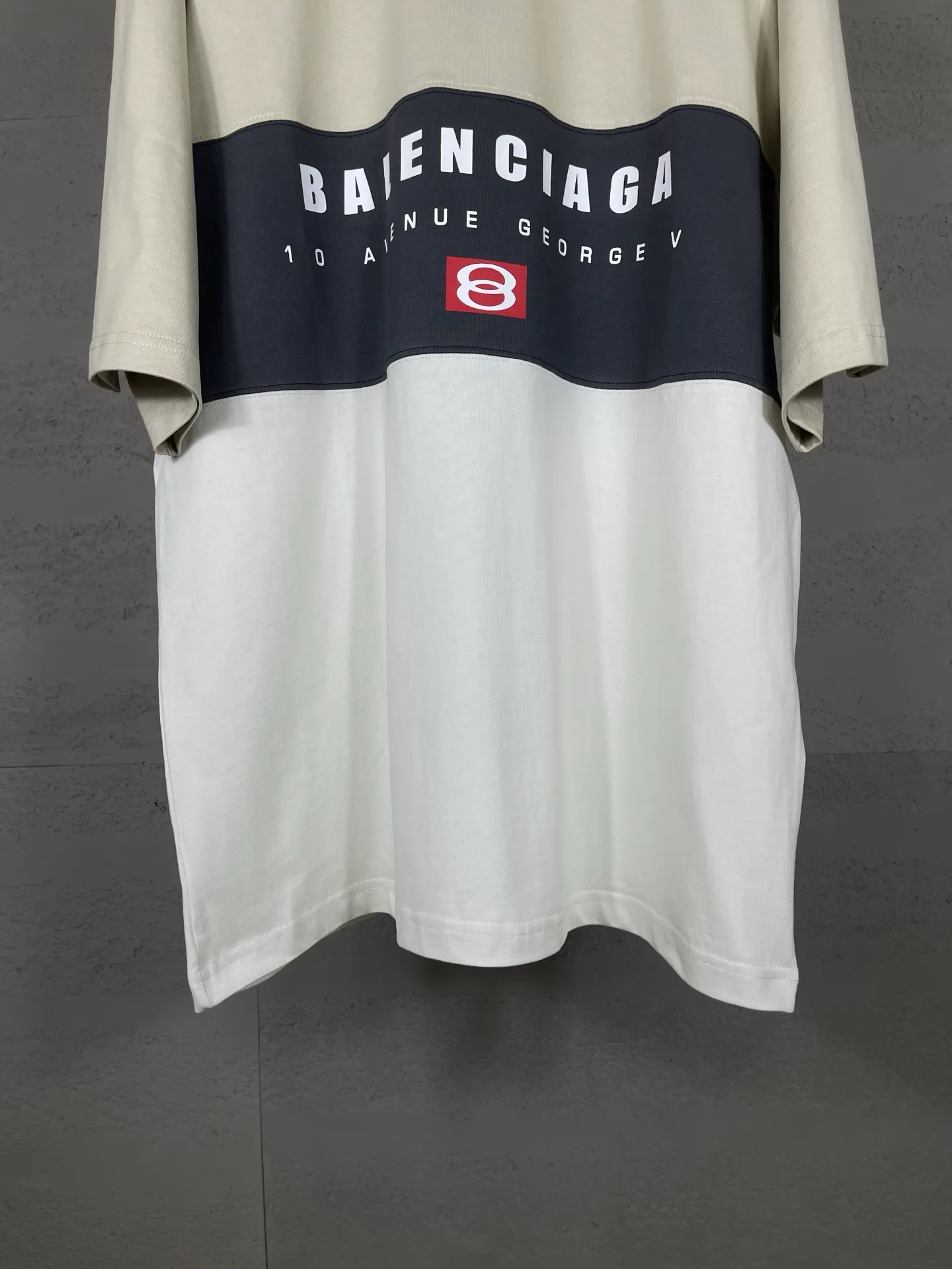 🅿️206 Actual pictures [Top version. Official website quality] BALENCI*GA/Paris.SS25 latest model. Color splicing series. New LOGO monogram printing. Spliced ​​short-sleeved T-shirt. Brick cabinet synchronization. Genuine development at the first time. The fabric is made of Paris ZP custom-woven and dyed cotton double yarn. Weighing 260 grams, the cloth surface is clean. The cloth pattern is clear, soft and comfortable. The threads are dyed with no color difference. The printing is made of environmentally friendly imported materials. The letters are clear and the effect is three-dimensional. The version adopts OS loose shoulder design. Same style for men and women. Code: BL253657 Color: black gray, apricot Size: XS S M L