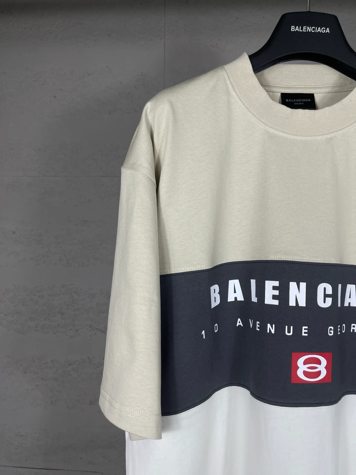🅿️206 Actual pictures [Top version. Official website quality] BALENCI*GA/Paris.SS25 latest model. Color splicing series. New LOGO monogram printing. Spliced ​​short-sleeved T-shirt. Brick cabinet synchronization. Genuine development at the first time. The fabric is made of Paris ZP custom-woven and dyed cotton double yarn. Weighing 260 grams, the cloth surface is clean. The cloth pattern is clear, soft and comfortable. The threads are dyed with no color difference. The printing is made of environmentally friendly imported materials. The letters are clear and the effect is three-dimensional. The version adopts OS loose shoulder design. Same style for men and women. Code: BL253657 Color: black gray, apricot Size: XS S M L