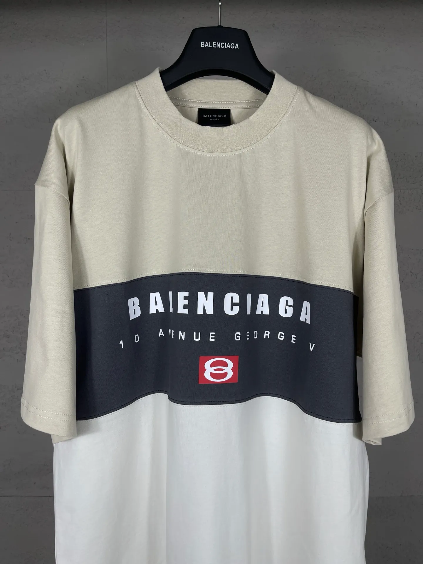 🅿️206 Actual pictures [Top version. Official website quality] BALENCI*GA/Paris.SS25 latest model. Color splicing series. New LOGO monogram printing. Spliced ​​short-sleeved T-shirt. Brick cabinet synchronization. Genuine development at the first time. The fabric is made of Paris ZP custom-woven and dyed cotton double yarn. Weighing 260 grams, the cloth surface is clean. The cloth pattern is clear, soft and comfortable. The threads are dyed with no color difference. The printing is made of environmentally friendly imported materials. The letters are clear and the effect is three-dimensional. The version adopts OS loose shoulder design. Same style for men and women. Code: BL253657 Color: black gray, apricot Size: XS S M L