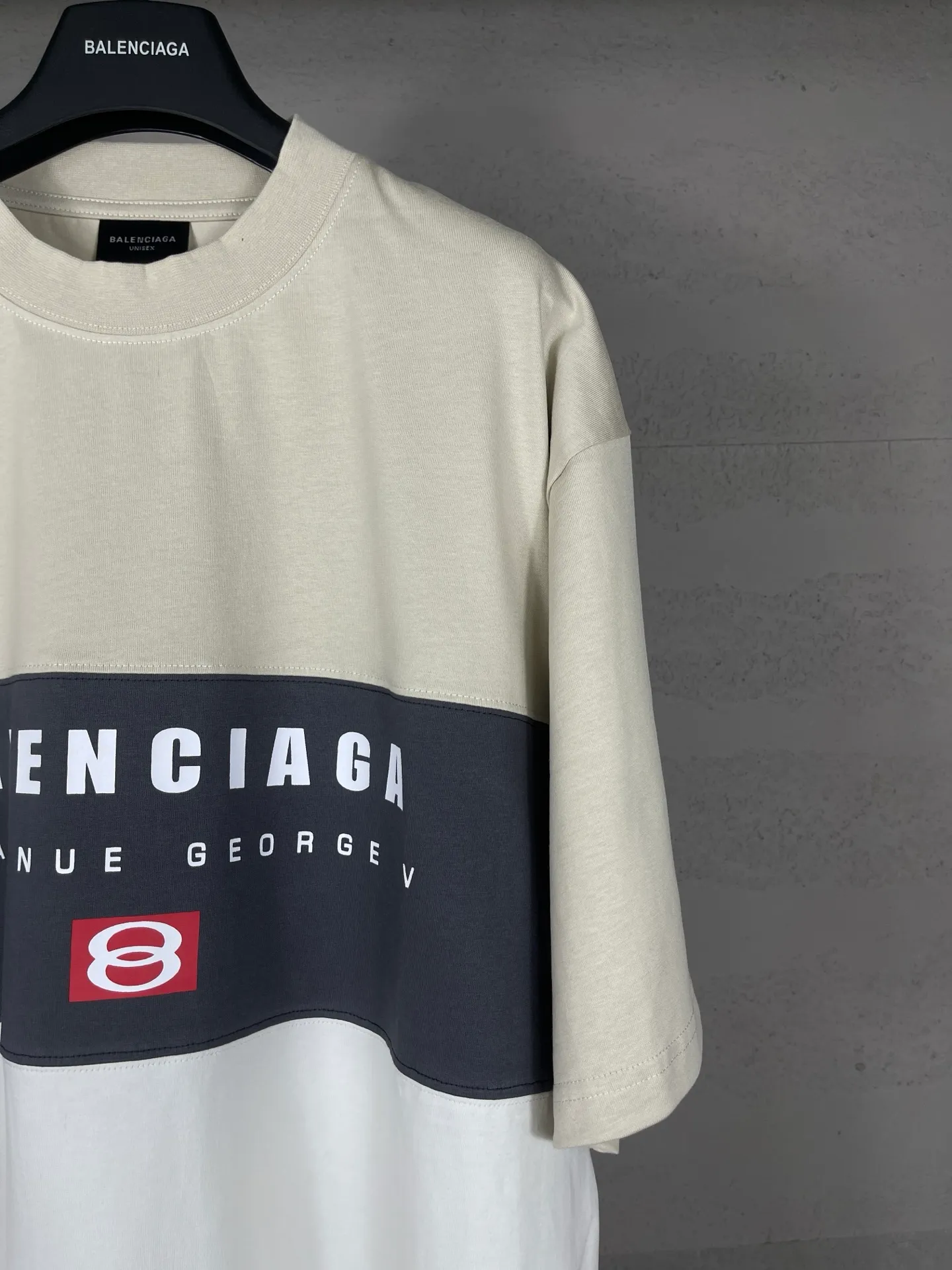 🅿️206 Actual pictures [Top version. Official website quality] BALENCI*GA/Paris.SS25 latest model. Color splicing series. New LOGO monogram printing. Spliced ​​short-sleeved T-shirt. Brick cabinet synchronization. Genuine development at the first time. The fabric is made of Paris ZP custom-woven and dyed cotton double yarn. Weighing 260 grams, the cloth surface is clean. The cloth pattern is clear, soft and comfortable. The threads are dyed with no color difference. The printing is made of environmentally friendly imported materials. The letters are clear and the effect is three-dimensional. The version adopts OS loose shoulder design. Same style for men and women. Code: BL253657 Color: black gray, apricot Size: XS S M L