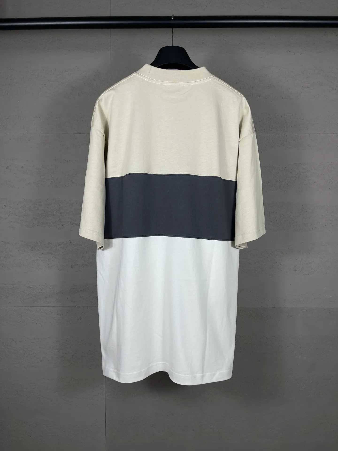 🅿️206 Actual pictures [Top version. Official website quality] BALENCI*GA/Paris.SS25 latest model. Color splicing series. New LOGO monogram printing. Spliced ​​short-sleeved T-shirt. Brick cabinet synchronization. Genuine development at the first time. The fabric is made of Paris ZP custom-woven and dyed cotton double yarn. Weighing 260 grams, the cloth surface is clean. The cloth pattern is clear, soft and comfortable. The threads are dyed with no color difference. The printing is made of environmentally friendly imported materials. The letters are clear and the effect is three-dimensional. The version adopts OS loose shoulder design. Same style for men and women. Code: BL253657 Color: black gray, apricot Size: XS S M L
