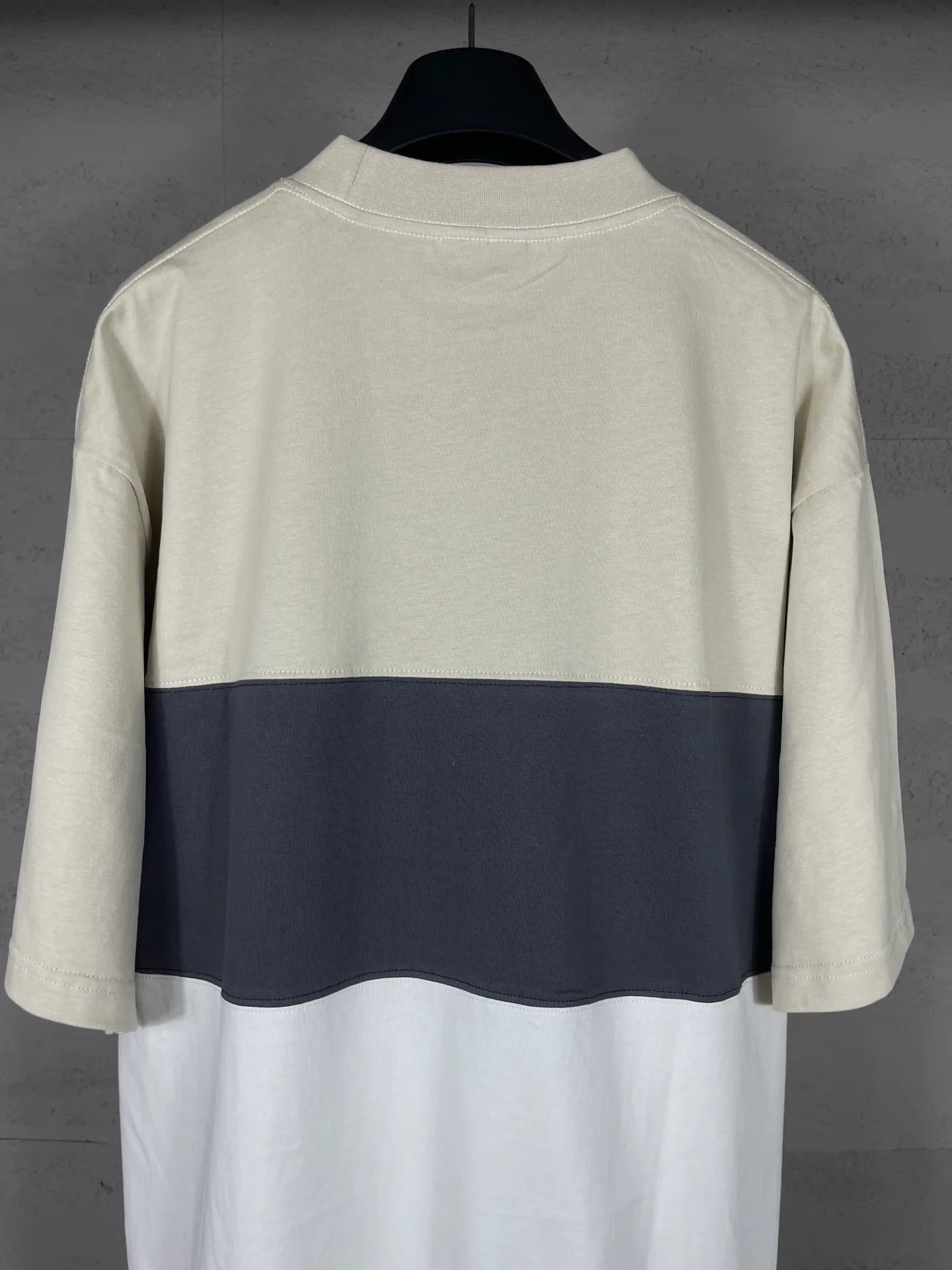 🅿️206 Actual pictures [Top version. Official website quality] BALENCI*GA/Paris.SS25 latest model. Color splicing series. New LOGO monogram printing. Spliced ​​short-sleeved T-shirt. Brick cabinet synchronization. Genuine development at the first time. The fabric is made of Paris ZP custom-woven and dyed cotton double yarn. Weighing 260 grams, the cloth surface is clean. The cloth pattern is clear, soft and comfortable. The threads are dyed with no color difference. The printing is made of environmentally friendly imported materials. The letters are clear and the effect is three-dimensional. The version adopts OS loose shoulder design. Same style for men and women. Code: BL253657 Color: black gray, apricot Size: XS S M L