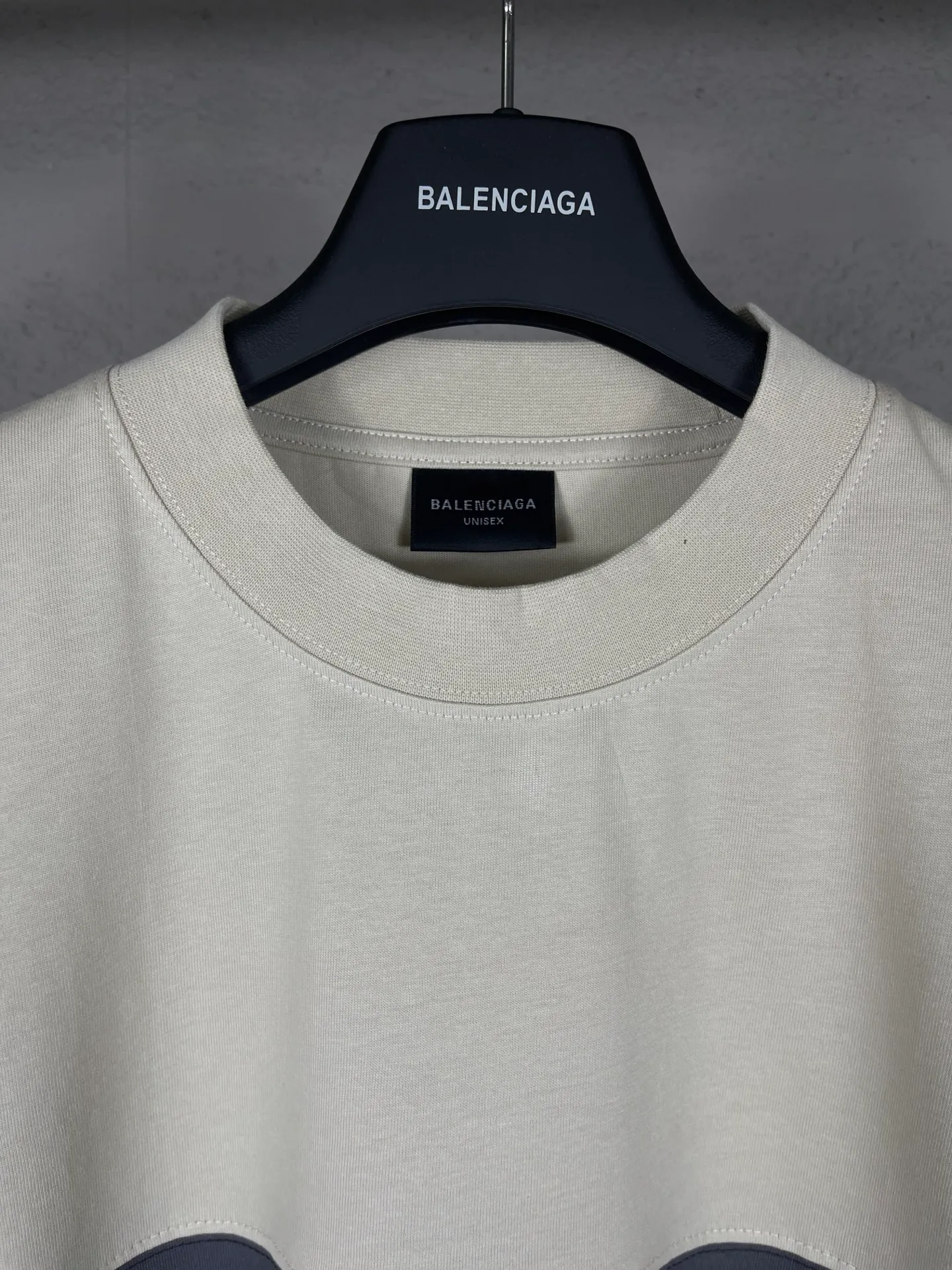 🅿️206 Actual pictures [Top version. Official website quality] BALENCI*GA/Paris.SS25 latest model. Color splicing series. New LOGO monogram printing. Spliced ​​short-sleeved T-shirt. Brick cabinet synchronization. Genuine development at the first time. The fabric is made of Paris ZP custom-woven and dyed cotton double yarn. Weighing 260 grams, the cloth surface is clean. The cloth pattern is clear, soft and comfortable. The threads are dyed with no color difference. The printing is made of environmentally friendly imported materials. The letters are clear and the effect is three-dimensional. The version adopts OS loose shoulder design. Same style for men and women. Code: BL253657 Color: black gray, apricot Size: XS S M L