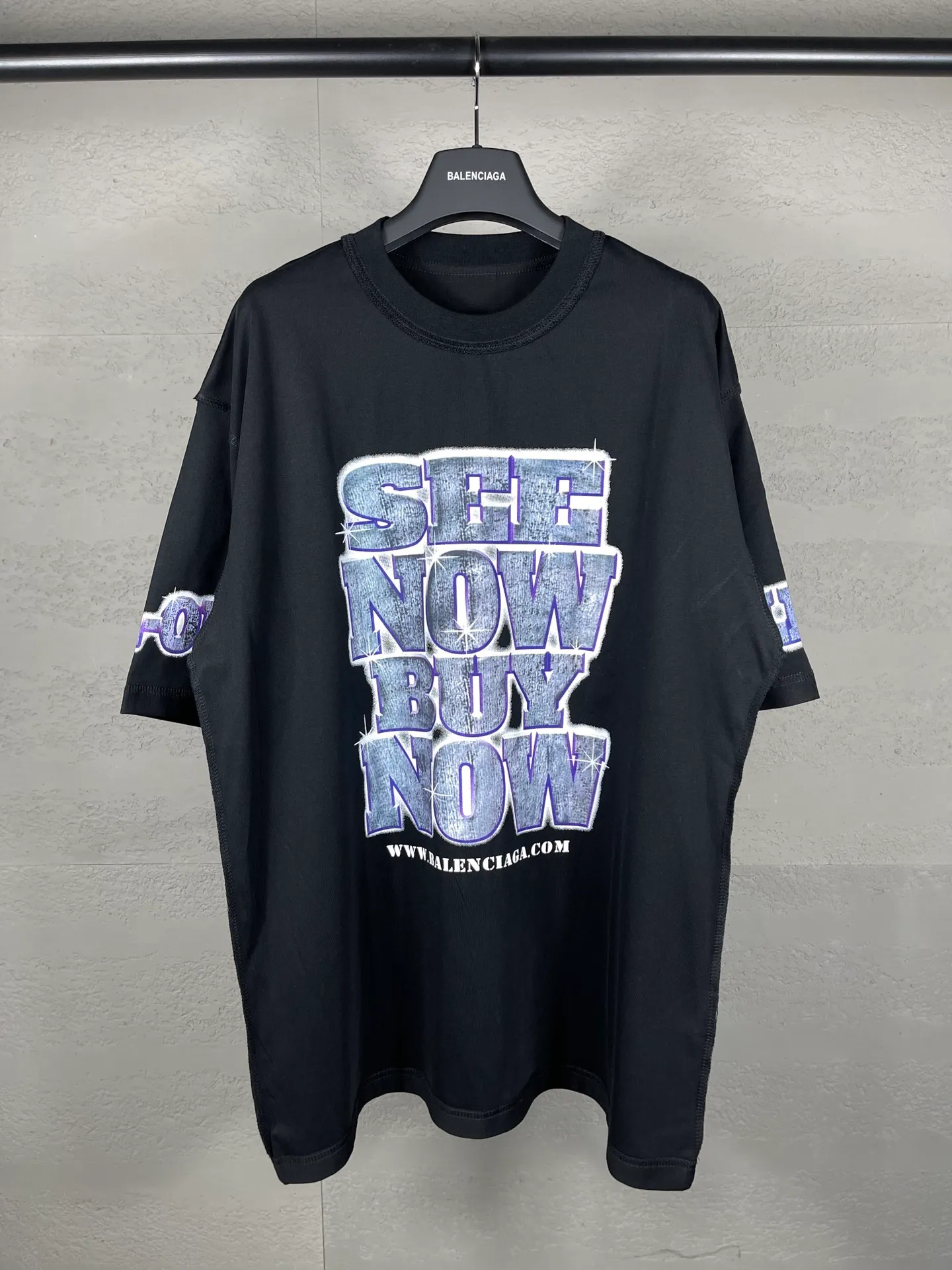 🅿️194 Actual pictures [Top version. Official website quality] BALENCI*GA/Paris. 2024. SEENOWBUYNOW new model. Large LOGO on the front, back, left and right sleeves, direct-printed washable T-shirt, using reverse bottom method, brick cabinet synchronization. Genuine product developed at the first time, welcome to compare! The fabric is made of Paris ZP custom-woven and dyed cotton double yarn. Weighing 260 grams, the cloth surface is clean. The cloth pattern is clear, soft and comfortable. The threads are dyed with no color difference. The classic LOGO is printed using imported machine-made white ink direct printing. The letters are clear and the effect is three-dimensional. Restore brick cabinets. Different market currencies, welcome to compare, the version adopts OS loose shoulder version. Same style for men and women Coding: BL223319 Color: Black Size: XS to L