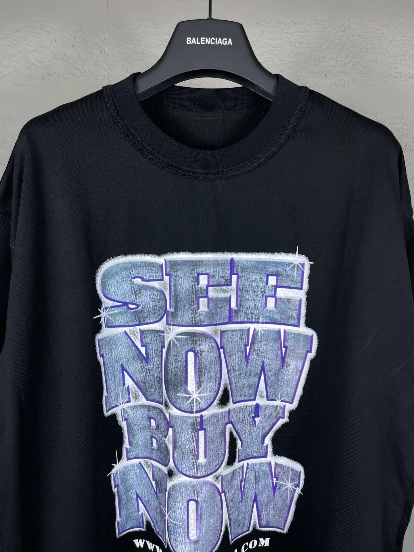 🅿️194 Actual pictures [Top version. Official website quality] BALENCI*GA/Paris. 2024. SEENOWBUYNOW new model. Large LOGO on the front, back, left and right sleeves, direct-printed washable T-shirt, using reverse bottom method, brick cabinet synchronization. Genuine product developed at the first time, welcome to compare! The fabric is made of Paris ZP custom-woven and dyed cotton double yarn. Weighing 260 grams, the cloth surface is clean. The cloth pattern is clear, soft and comfortable. The threads are dyed with no color difference. The classic LOGO is printed using imported machine-made white ink direct printing. The letters are clear and the effect is three-dimensional. Restore brick cabinets. Different market currencies, welcome to compare, the version adopts OS loose shoulder version. Same style for men and women Coding: BL223319 Color: Black Size: XS to L