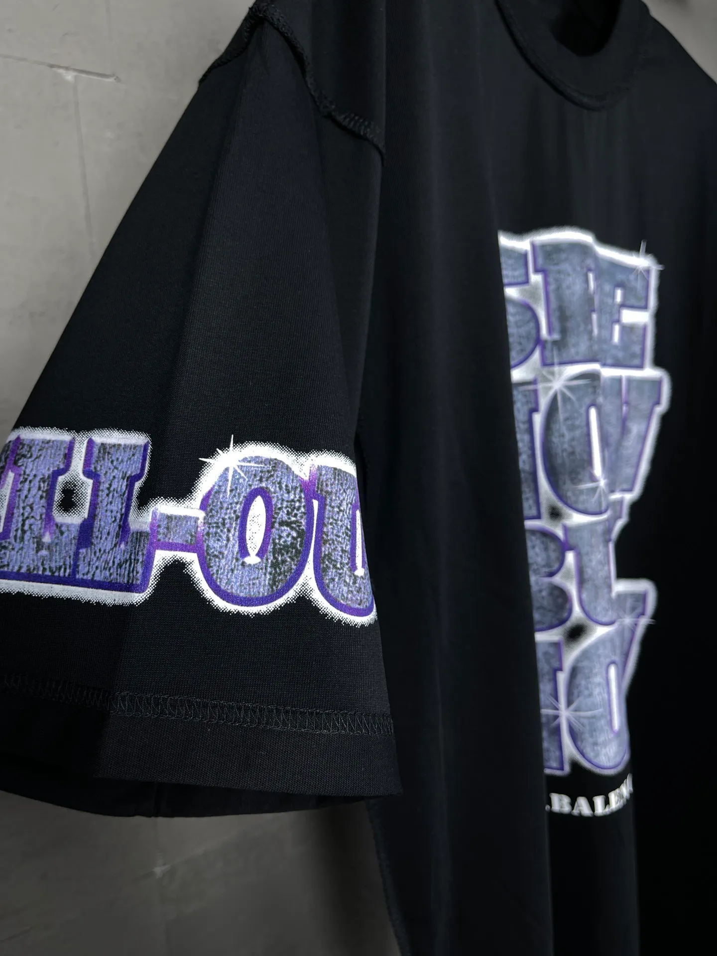🅿️194 Actual pictures [Top version. Official website quality] BALENCI*GA/Paris. 2024. SEENOWBUYNOW new model. Large LOGO on the front, back, left and right sleeves, direct-printed washable T-shirt, using reverse bottom method, brick cabinet synchronization. Genuine product developed at the first time, welcome to compare! The fabric is made of Paris ZP custom-woven and dyed cotton double yarn. Weighing 260 grams, the cloth surface is clean. The cloth pattern is clear, soft and comfortable. The threads are dyed with no color difference. The classic LOGO is printed using imported machine-made white ink direct printing. The letters are clear and the effect is three-dimensional. Restore brick cabinets. Different market currencies, welcome to compare, the version adopts OS loose shoulder version. Same style for men and women Coding: BL223319 Color: Black Size: XS to L