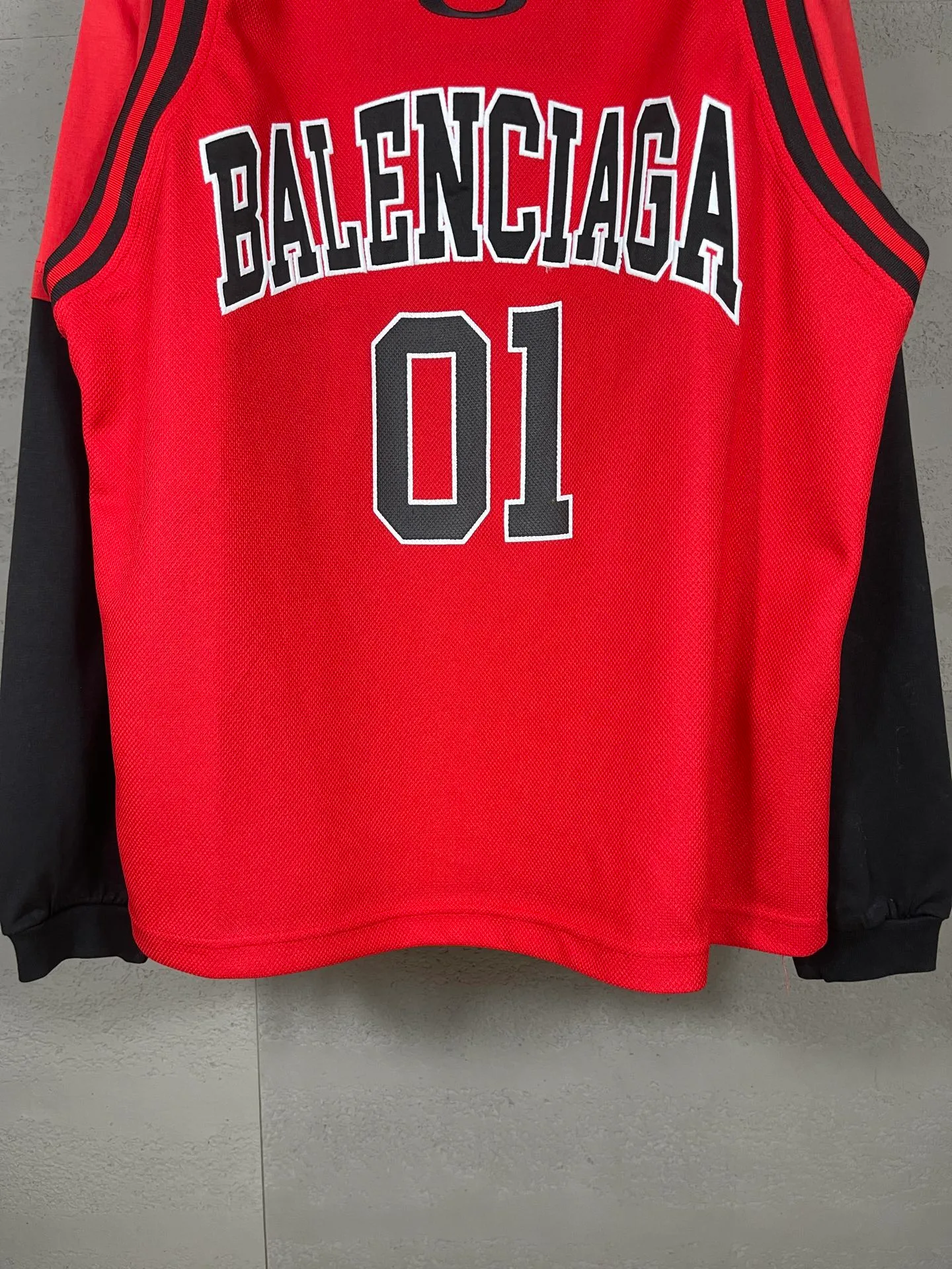 🅿️280 real photos [Top version. Official website quality] BALENCI*GA/Paris.SS25 latest basketball uniform fake 3-piece set of embroidered printed long-sleeved T-shirt. The vest is made of mesh. The front embroidery uses Tajima computer embroidery machine to patch embroidery and print, and the back piece is printed. Extra heavy craftsmanship. Brick cabinets are synchronized. Genuine products are developed at the first time. The fabric is made of Paris ZP custom-woven and dyed cotton double yarn. The weight is 260 grams, the cloth surface is clean, the cloth pattern is clear, soft and comfortable, and the vest is made of mesh. The threads are dyed with no color difference. The printing uses environmentally friendly imported materials, the letters are clear and the effect is three-dimensional. The version adopts OS loose shoulder design. Same style for men and women. Code: BL255089 Color: Cailan Red Size: XS S M L