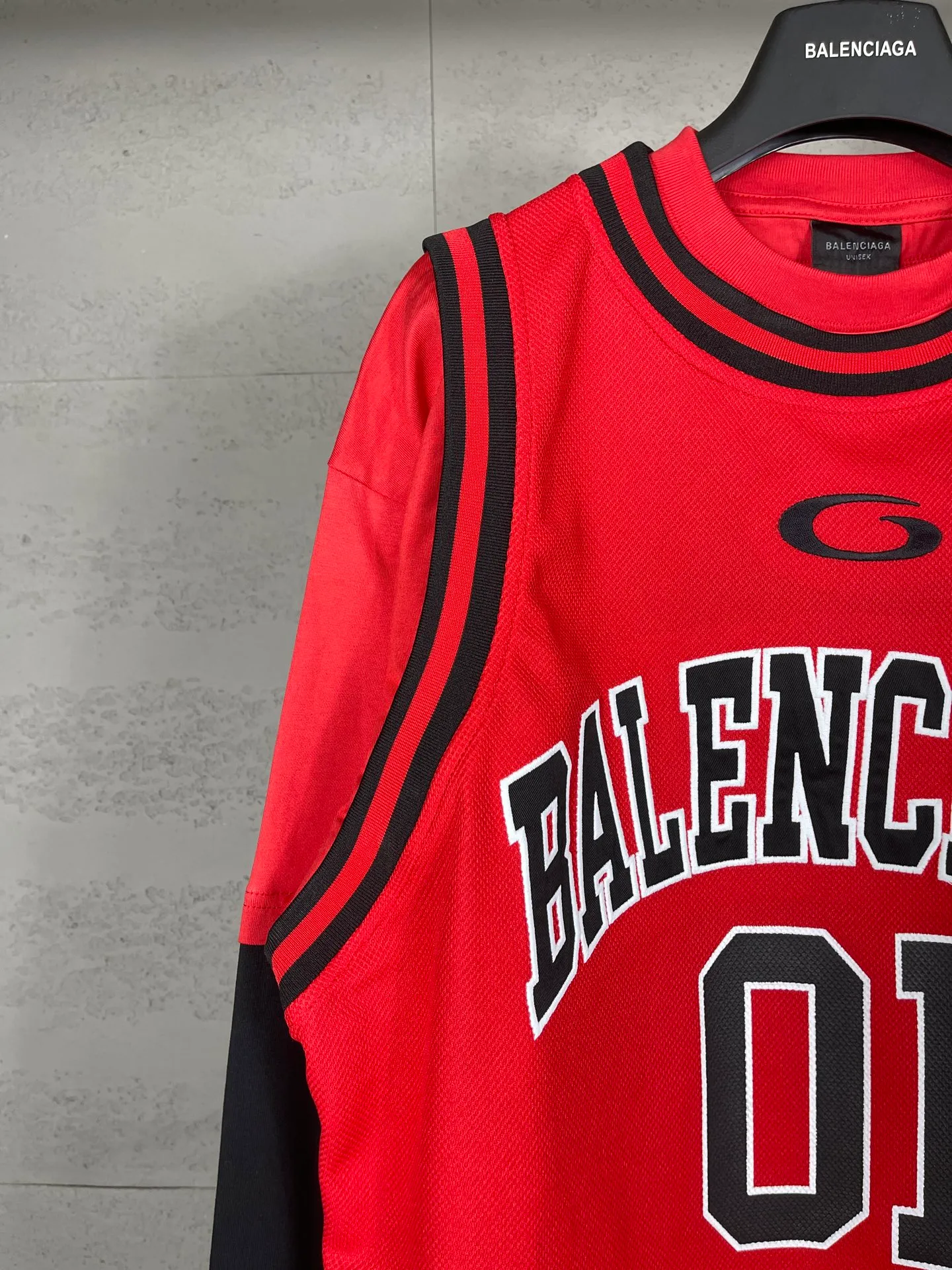 🅿️280 real photos [Top version. Official website quality] BALENCI*GA/Paris.SS25 latest basketball uniform fake 3-piece set of embroidered printed long-sleeved T-shirt. The vest is made of mesh. The front embroidery uses Tajima computer embroidery machine to patch embroidery and print, and the back piece is printed. Extra heavy craftsmanship. Brick cabinets are synchronized. Genuine products are developed at the first time. The fabric is made of Paris ZP custom-woven and dyed cotton double yarn. The weight is 260 grams, the cloth surface is clean, the cloth pattern is clear, soft and comfortable, and the vest is made of mesh. The threads are dyed with no color difference. The printing uses environmentally friendly imported materials, the letters are clear and the effect is three-dimensional. The version adopts OS loose shoulder design. Same style for men and women. Code: BL255089 Color: Cailan Red Size: XS S M L