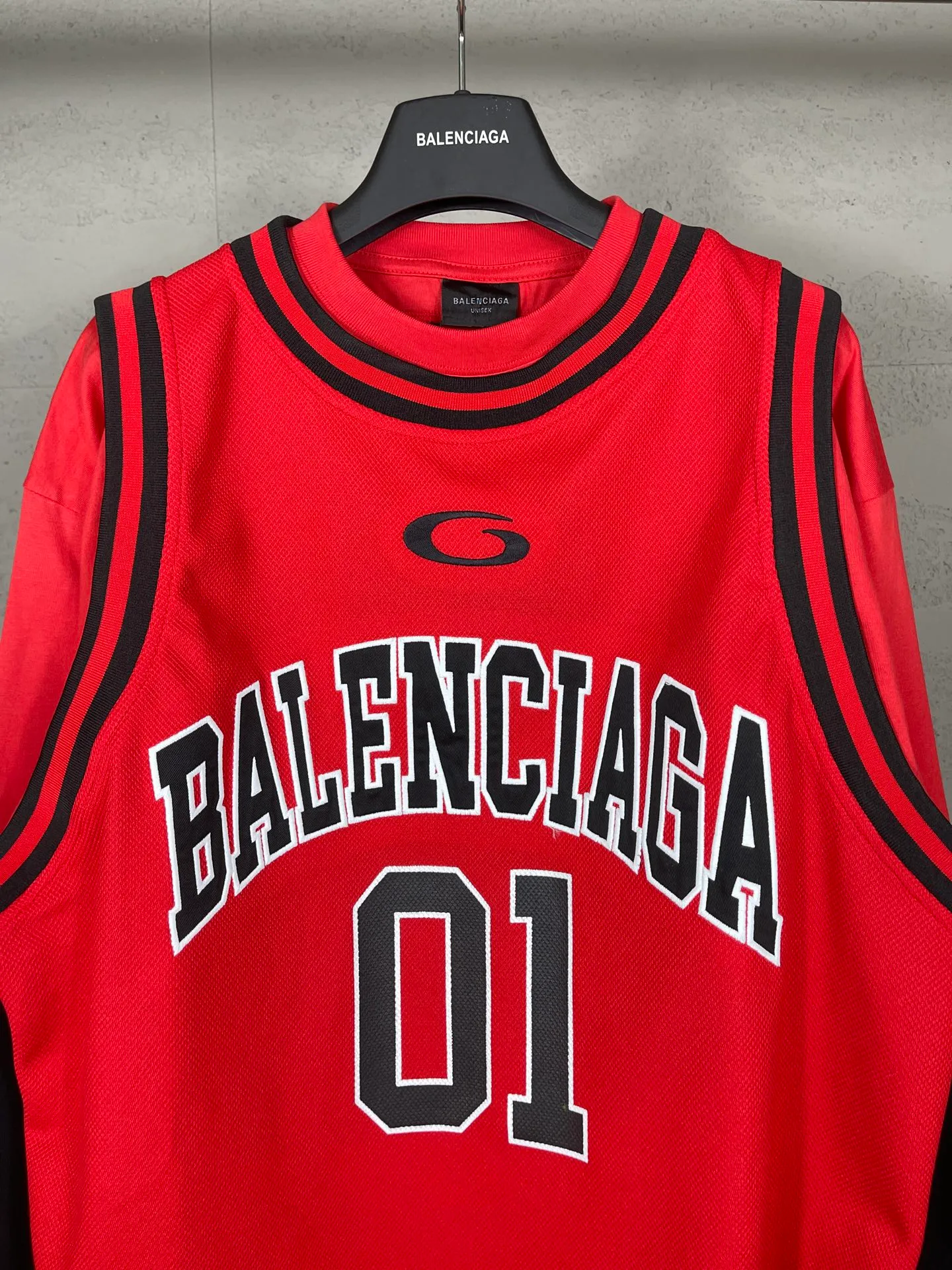 🅿️280 real photos [Top version. Official website quality] BALENCI*GA/Paris.SS25 latest basketball uniform fake 3-piece set of embroidered printed long-sleeved T-shirt. The vest is made of mesh. The front embroidery uses Tajima computer embroidery machine to patch embroidery and print, and the back piece is printed. Extra heavy craftsmanship. Brick cabinets are synchronized. Genuine products are developed at the first time. The fabric is made of Paris ZP custom-woven and dyed cotton double yarn. The weight is 260 grams, the cloth surface is clean, the cloth pattern is clear, soft and comfortable, and the vest is made of mesh. The threads are dyed with no color difference. The printing uses environmentally friendly imported materials, the letters are clear and the effect is three-dimensional. The version adopts OS loose shoulder design. Same style for men and women. Code: BL255089 Color: Cailan Red Size: XS S M L