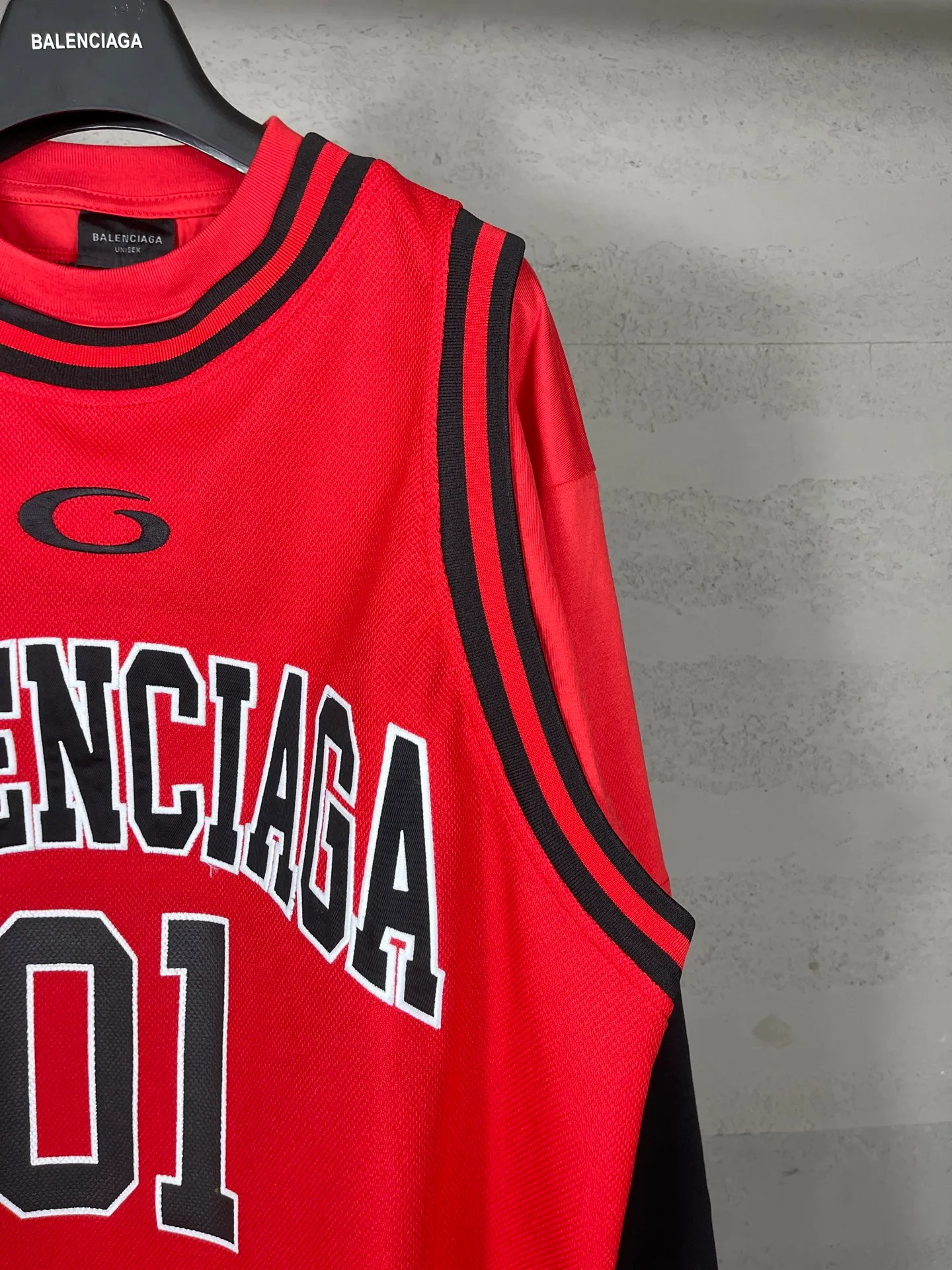 🅿️280 real photos [Top version. Official website quality] BALENCI*GA/Paris.SS25 latest basketball uniform fake 3-piece set of embroidered printed long-sleeved T-shirt. The vest is made of mesh. The front embroidery uses Tajima computer embroidery machine to patch embroidery and print, and the back piece is printed. Extra heavy craftsmanship. Brick cabinets are synchronized. Genuine products are developed at the first time. The fabric is made of Paris ZP custom-woven and dyed cotton double yarn. The weight is 260 grams, the cloth surface is clean, the cloth pattern is clear, soft and comfortable, and the vest is made of mesh. The threads are dyed with no color difference. The printing uses environmentally friendly imported materials, the letters are clear and the effect is three-dimensional. The version adopts OS loose shoulder design. Same style for men and women. Code: BL255089 Color: Cailan Red Size: XS S M L