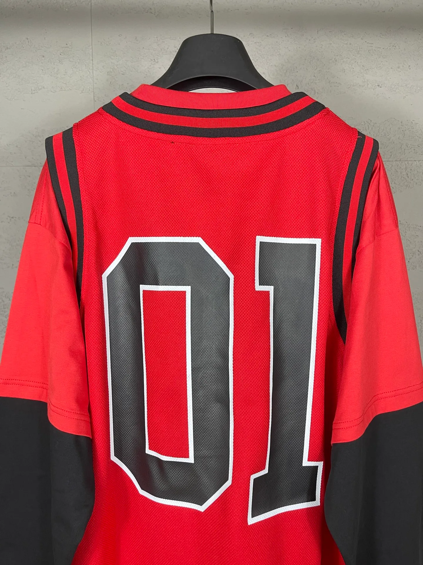 🅿️280 real photos [Top version. Official website quality] BALENCI*GA/Paris.SS25 latest basketball uniform fake 3-piece set of embroidered printed long-sleeved T-shirt. The vest is made of mesh. The front embroidery uses Tajima computer embroidery machine to patch embroidery and print, and the back piece is printed. Extra heavy craftsmanship. Brick cabinets are synchronized. Genuine products are developed at the first time. The fabric is made of Paris ZP custom-woven and dyed cotton double yarn. The weight is 260 grams, the cloth surface is clean, the cloth pattern is clear, soft and comfortable, and the vest is made of mesh. The threads are dyed with no color difference. The printing uses environmentally friendly imported materials, the letters are clear and the effect is three-dimensional. The version adopts OS loose shoulder design. Same style for men and women. Code: BL255089 Color: Cailan Red Size: XS S M L