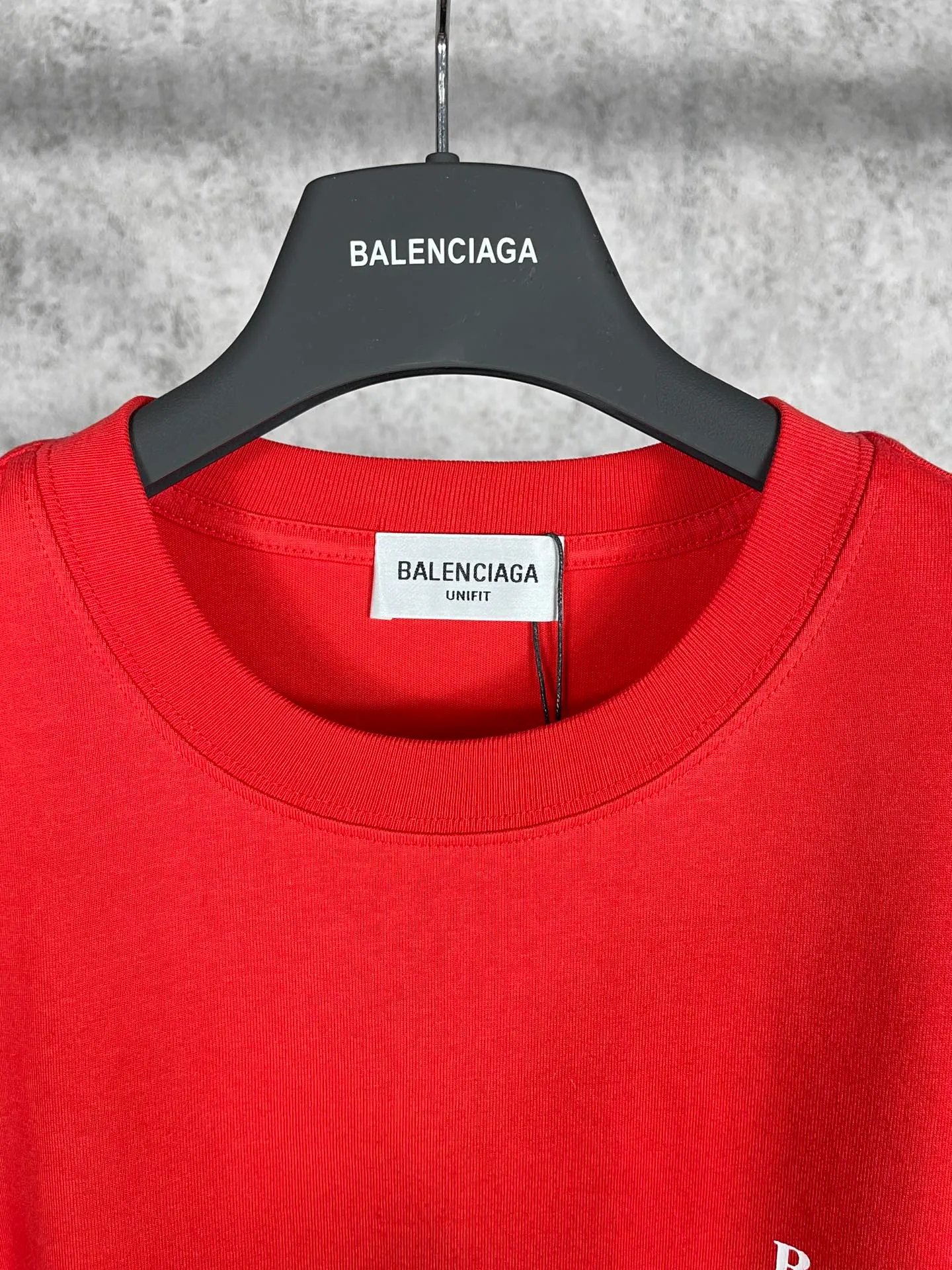 🅿️166 Real photos [Top version. Official website quality] BALENCI*GA/Paris#Classic, Coke printed short-sleeved T-shirt# The fabric is made of Paris ZP custom-woven and dyed cotton double yarn. Weighing 260 grams, the cloth surface is clean. The cloth pattern is clear, soft and comfortable. The threads are dyed with no color difference. The classic pattern printing uses environmentally friendly imported glue and precision stencil. The letters are clear. No burrs. The three-dimensional effect is strong. All colors are synchronized with the brick cabinets, custom woven and dyed, and will not fade. Different market currencies. The version adopts OS loose shoulder style. Same style for men and women. Code: BL223029 Color: white, black, yellow, red, gray, gray orchid, blue, military green, navy. Size: XS to L