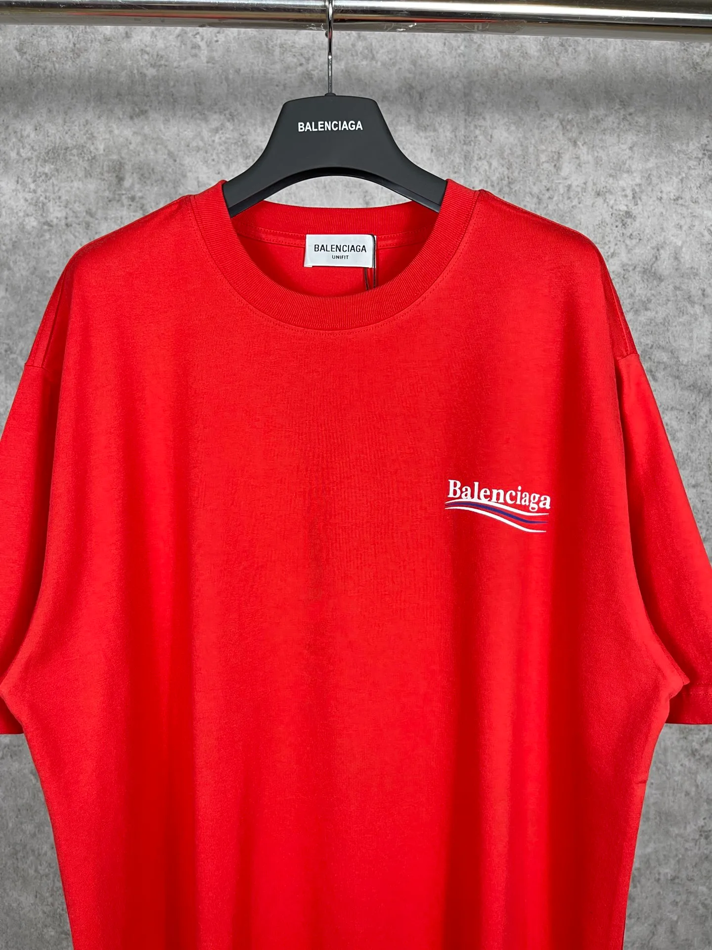 🅿️166 Real photos [Top version. Official website quality] BALENCI*GA/Paris#Classic, Coke printed short-sleeved T-shirt# The fabric is made of Paris ZP custom-woven and dyed cotton double yarn. Weighing 260 grams, the cloth surface is clean. The cloth pattern is clear, soft and comfortable. The threads are dyed with no color difference. The classic pattern printing uses environmentally friendly imported glue and precision stencil. The letters are clear. No burrs. The three-dimensional effect is strong. All colors are synchronized with the brick cabinets, custom woven and dyed, and will not fade. Different market currencies. The version adopts OS loose shoulder style. Same style for men and women. Code: BL223029 Color: white, black, yellow, red, gray, gray orchid, blue, military green, navy. Size: XS to L