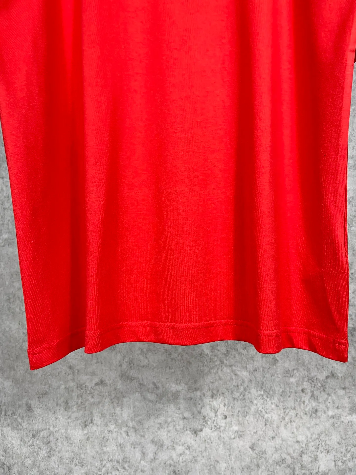🅿️166 Real photos [Top version. Official website quality] BALENCI*GA/Paris#Classic, Coke printed short-sleeved T-shirt# The fabric is made of Paris ZP custom-woven and dyed cotton double yarn. Weighing 260 grams, the cloth surface is clean. The cloth pattern is clear, soft and comfortable. The threads are dyed with no color difference. The classic pattern printing uses environmentally friendly imported glue and precision stencil. The letters are clear. No burrs. The three-dimensional effect is strong. All colors are synchronized with the brick cabinets, custom woven and dyed, and will not fade. Different market currencies. The version adopts OS loose shoulder style. Same style for men and women. Code: BL223029 Color: white, black, yellow, red, gray, gray orchid, blue, military green, navy. Size: XS to L