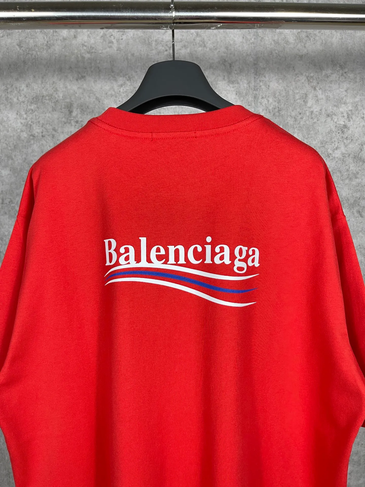 🅿️166 Real photos [Top version. Official website quality] BALENCI*GA/Paris#Classic, Coke printed short-sleeved T-shirt# The fabric is made of Paris ZP custom-woven and dyed cotton double yarn. Weighing 260 grams, the cloth surface is clean. The cloth pattern is clear, soft and comfortable. The threads are dyed with no color difference. The classic pattern printing uses environmentally friendly imported glue and precision stencil. The letters are clear. No burrs. The three-dimensional effect is strong. All colors are synchronized with the brick cabinets, custom woven and dyed, and will not fade. Different market currencies. The version adopts OS loose shoulder style. Same style for men and women. Code: BL223029 Color: white, black, yellow, red, gray, gray orchid, blue, military green, navy. Size: XS to L