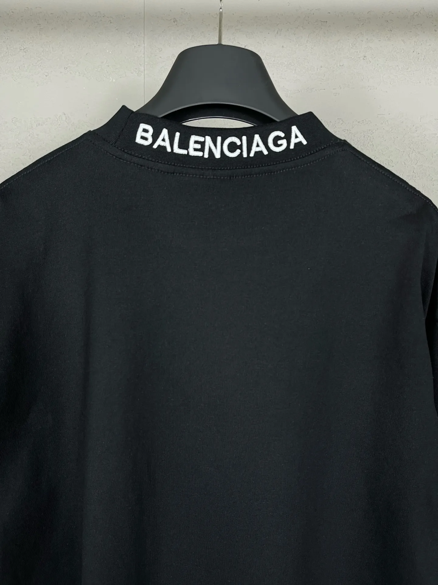 🅿️210 real photos [Top version. Official website quality] BALENCI*GA/Paris BALENCI*GA#520. Limited to the latest model, 520 love. Classic LOGO long-sleeved T-shirt embroidered on the back neck. Brick cabinet synchronization, genuine product development at the first time, welcome to compare. The fabric is made of Paris ZP custom-woven and dyed 100% cotton double-yarn compact cotton. The weight is 260 grams. The cloth surface is clean. The cloth pattern is clear. It is soft and comfortable. It has good color fastness and is not easy to change color. The threads are woven and dyed with no color difference. The printing uses computer direct printing, and the rib embroidery on the back collar has a three-dimensional effect. The version adopts the OS loose shoulder style. Same style for men and women. Code: BL225015 Color: black, off-white Size: XS S M L