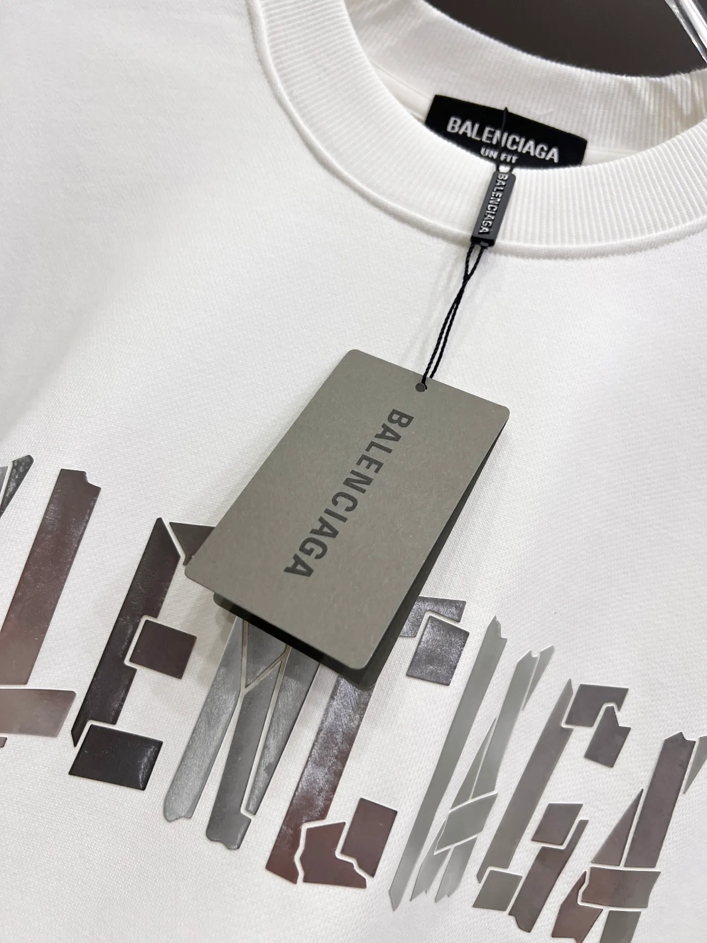 🅿️260 BAL Balenciaga 2025 Autumn and Winter New Style Round Neck Long Sleeve Sweater Classic Letter Laser Printing Technology Uniform Loose Version for Men and Women S M L XL XXL Five Codes Color: Black White