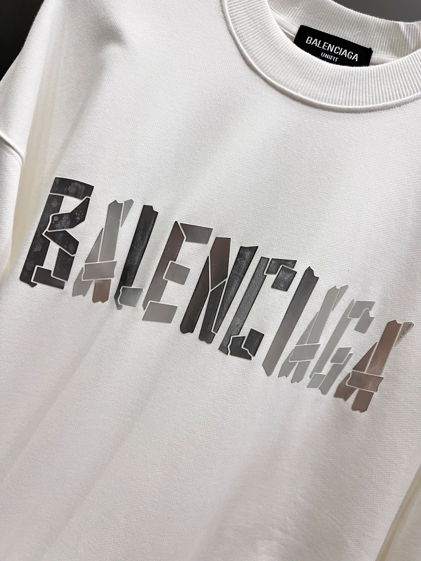 🅿️260 BAL Balenciaga 2025 Autumn and Winter New Style Round Neck Long Sleeve Sweater Classic Letter Laser Printing Technology Uniform Loose Version for Men and Women S M L XL XXL Five Codes Color: Black White