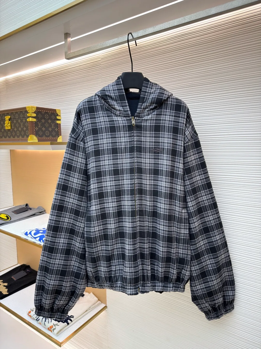 Balenciaga plaid 3M embroidered double-sided jacket ●Item number: 1682242-C55 ●Material: cotton fabric ●Technology: made on positioning cutting machine ●Color: gray ●Version: fitted version ●Weight: about 1355 grams ●Size: XS-S-M-L ●Description: This plaid hooded jacket is made of high-count worsted cotton and linen blended fabric. It has been pre-washed and treated with water. It has a stiff texture and a soft and skin-friendly wearing experience. The plaid pattern is woven through yarn-dyed jacquard technology. The warp and weft yarns are accurately aligned. The plaid pattern from the body to the sleeves and placket is connected without misalignment, demonstrating superb tailoring skills. The placket is equipped with a custom-made brass zipper, which has tight teeth and is smooth and easy to pull. The zipper head is engraved with brand logo details. The hood is three-dimensionally cut, with breathable mesh lining inside. The cuffs and hem are designed with elastic ribbing, and the tightness can be adjusted freely. The overall stitching adopts double-needle overlocking technology, and the stitching is even and fine. Each stitching has been adjusted through repeated trial versions to ensure that the shape is stiff and the movement is unrestricted. The brand embroidery in the details uses the same color stitches, highlighting the craftsmanship in a low-key manner. The overall wiring is straight and delicate, the fabric is comfortable and soft, and the color is consistent without color difference. It can be matched with the same style to create a fashionable look and control various occasions. Customized accessories, complete with three standards, same style for men and women!