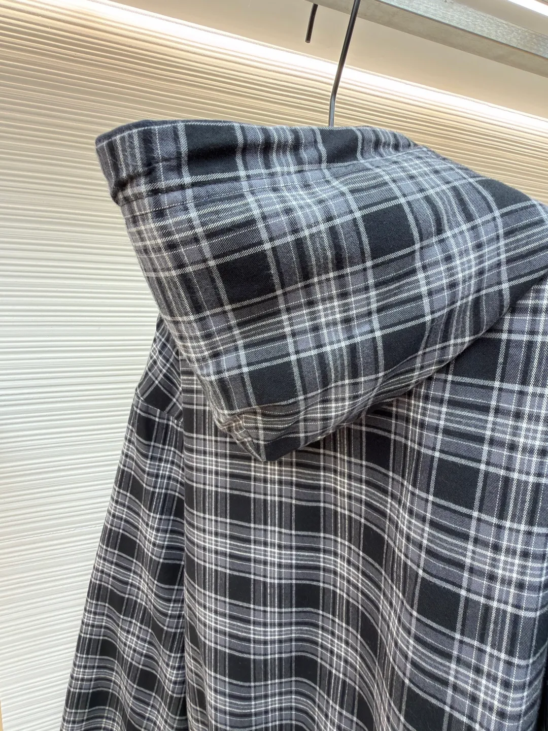 Balenciaga plaid 3M embroidered double-sided jacket ●Item number: 1682242-C55 ●Material: cotton fabric ●Technology: made on positioning cutting machine ●Color: gray ●Version: fitted version ●Weight: about 1355 grams ●Size: XS-S-M-L ●Description: This plaid hooded jacket is made of high-count worsted cotton and linen blended fabric. It has been pre-washed and treated with water. It has a stiff texture and a soft and skin-friendly wearing experience. The plaid pattern is woven through yarn-dyed jacquard technology. The warp and weft yarns are accurately aligned. The plaid pattern from the body to the sleeves and placket is connected without misalignment, demonstrating superb tailoring skills. The placket is equipped with a custom-made brass zipper, which has tight teeth and is smooth and easy to pull. The zipper head is engraved with brand logo details. The hood is three-dimensionally cut, with breathable mesh lining inside. The cuffs and hem are designed with elastic ribbing, and the tightness can be adjusted freely. The overall stitching adopts double-needle overlocking technology, and the stitching is even and fine. Each stitching has been adjusted through repeated trial versions to ensure that the shape is stiff and the movement is unrestricted. The brand embroidery in the details uses the same color stitches, highlighting the craftsmanship in a low-key manner. The overall wiring is straight and delicate, the fabric is comfortable and soft, and the color is consistent without color difference. It can be matched with the same style to create a fashionable look and control various occasions. Customized accessories, complete with three standards, same style for men and women!