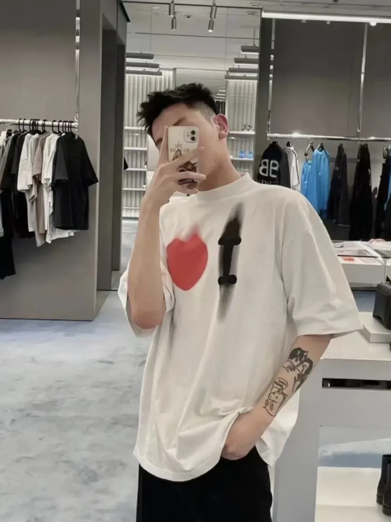 🎀Hot model pictures🎀Top tested version Balenciaga Paris 23ss spring and summer new style 520 love printed embroidered logo short-sleeved T-shirts for male and female couples stars, the appearance of the single product is undoubtedly outstanding, and it will definitely attract attention when paired with a couple style! Fashionable, relaxed and stylish, the atmosphere is instantly full~ It is made of 100% pure cotton fabric, which is soft and comfortable, has a delicate and waxy touch, and is very comfortable on the upper body! The simple and fashionable round neck design is simple and extraordinary, and it is very eye-catching. The stitching is very smooth and delicate, with a certain degree of looseness. It is strong, stylish, washable, durable and will not deform easily after long-term wear!  An item with obvious high street style, loose fit and cutting design, the upper body is very durable. This kind of short sleeves can definitely add a lot of color to your outfit, and also provide you with more charm and temptation in your daily life ~ P: 270 Color: Black White