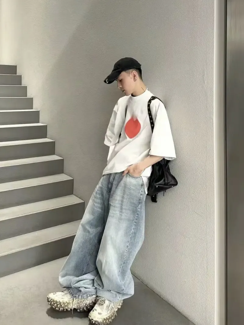 🎀Hot model pictures🎀Top tested version Balenciaga Paris 23ss spring and summer new style 520 love printed embroidered logo short-sleeved T-shirts for male and female couples stars, the appearance of the single product is undoubtedly outstanding, and it will definitely attract attention when paired with a couple style! Fashionable, relaxed and stylish, the atmosphere is instantly full~ It is made of 100% pure cotton fabric, which is soft and comfortable, has a delicate and waxy touch, and is very comfortable on the upper body! The simple and fashionable round neck design is simple and extraordinary, and it is very eye-catching. The stitching is very smooth and delicate, with a certain degree of looseness. It is strong, stylish, washable, durable and will not deform easily after long-term wear!  An item with obvious high street style, loose fit and cutting design, the upper body is very durable. This kind of short sleeves can definitely add a lot of color to your outfit, and also provide you with more charm and temptation in your daily life ~ P: 270 Color: Black White