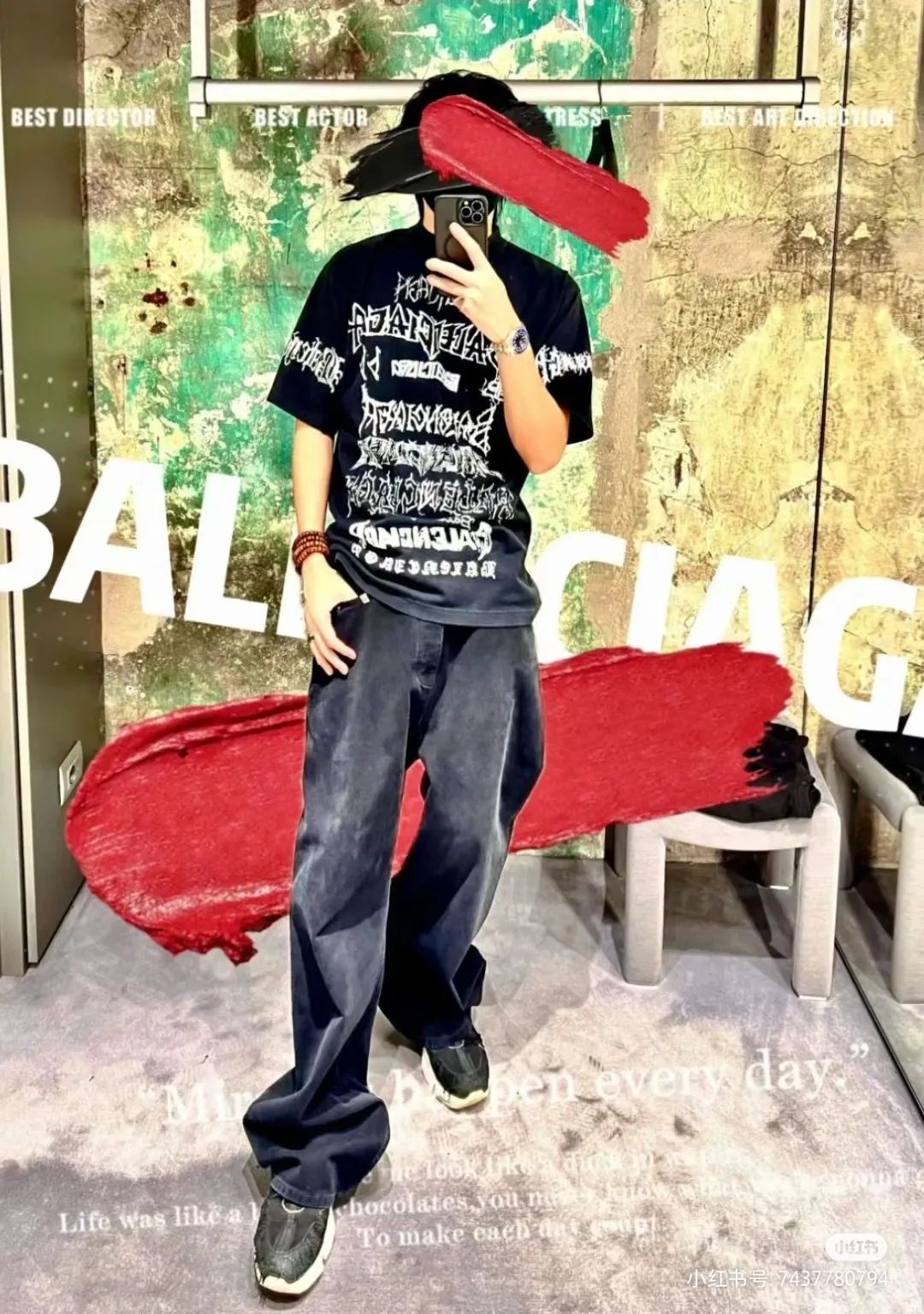 🎀Hot model pictures🎀The top tested version of Balenciaga/Balenciaga 24SS Year of the Dragon hand-painted graffiti logo full-print short-sleeved T-shirt everyone has been waiting for! The Year of the Dragon limited edition is finally available! The fabric is made of 16-count single combed compact spun 250g thickened plain weave fabric, washed and dyed on the panel. The front and rear left and right sleeve patterns are all made using an elliptical machine direct injection process. After scanning the pattern, the details of the panel are adjusted manually. Then use large cloth to repeatedly adjust the pattern on the board. The printing is delicate and neat. The ready-made garments are washed softly to ensure no shrinkage. Double-pressing technology is used. The pattern part uses graffiti-style Gothic fonts. The pattern effect is fully restored. The double-layer stitching on the back collar is firm and tight. The double-chain routing on the shoulders. The hem is tightened tightly. The fabric is full of drape. The pattern is consistent. Customized and numbered washing. Only every detail is presented to customers. Size: S-XL P:280