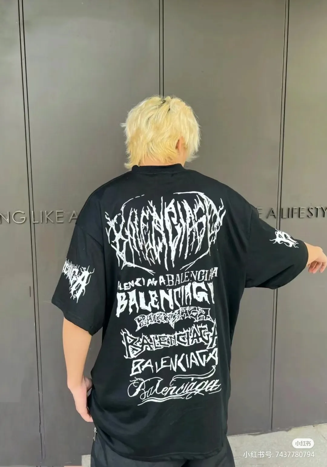 🎀Hot model pictures🎀The top tested version of Balenciaga/Balenciaga 24SS Year of the Dragon hand-painted graffiti logo full-print short-sleeved T-shirt everyone has been waiting for! The Year of the Dragon limited edition is finally available! The fabric is made of 16-count single combed compact spun 250g thickened plain weave fabric, washed and dyed on the panel. The front and rear left and right sleeve patterns are all made using an elliptical machine direct injection process. After scanning the pattern, the details of the panel are adjusted manually. Then use large cloth to repeatedly adjust the pattern on the board. The printing is delicate and neat. The ready-made garments are washed softly to ensure no shrinkage. Double-pressing technology is used. The pattern part uses graffiti-style Gothic fonts. The pattern effect is fully restored. The double-layer stitching on the back collar is firm and tight. The double-chain routing on the shoulders. The hem is tightened tightly. The fabric is full of drape. The pattern is consistent. Customized and numbered washing. Only every detail is presented to customers. Size: S-XL P:280