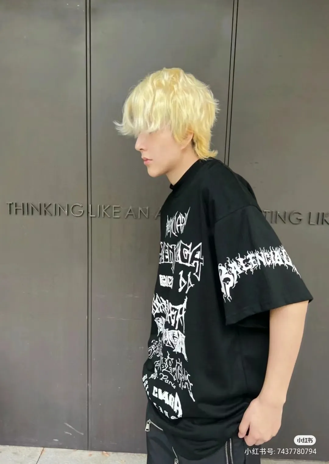 🎀Hot model pictures🎀The top tested version of Balenciaga/Balenciaga 24SS Year of the Dragon hand-painted graffiti logo full-print short-sleeved T-shirt everyone has been waiting for! The Year of the Dragon limited edition is finally available! The fabric is made of 16-count single combed compact spun 250g thickened plain weave fabric, washed and dyed on the panel. The front and rear left and right sleeve patterns are all made using an elliptical machine direct injection process. After scanning the pattern, the details of the panel are adjusted manually. Then use large cloth to repeatedly adjust the pattern on the board. The printing is delicate and neat. The ready-made garments are washed softly to ensure no shrinkage. Double-pressing technology is used. The pattern part uses graffiti-style Gothic fonts. The pattern effect is fully restored. The double-layer stitching on the back collar is firm and tight. The double-chain routing on the shoulders. The hem is tightened tightly. The fabric is full of drape. The pattern is consistent. Customized and numbered washing. Only every detail is presented to customers. Size: S-XL P:280