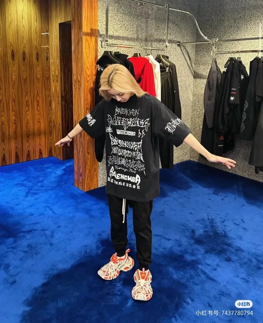 🎀Hot model pictures🎀The top tested version of Balenciaga/Balenciaga 24SS Year of the Dragon hand-painted graffiti logo full-print short-sleeved T-shirt everyone has been waiting for! The Year of the Dragon limited edition is finally available! The fabric is made of 16-count single combed compact spun 250g thickened plain weave fabric, washed and dyed on the panel. The front and rear left and right sleeve patterns are all made using an elliptical machine direct injection process. After scanning the pattern, the details of the panel are adjusted manually. Then use large cloth to repeatedly adjust the pattern on the board. The printing is delicate and neat. The ready-made garments are washed softly to ensure no shrinkage. Double-pressing technology is used. The pattern part uses graffiti-style Gothic fonts. The pattern effect is fully restored. The double-layer stitching on the back collar is firm and tight. The double-chain routing on the shoulders. The hem is tightened tightly. The fabric is full of drape. The pattern is consistent. Customized and numbered washing. Only every detail is presented to customers. Size: S-XL P:280