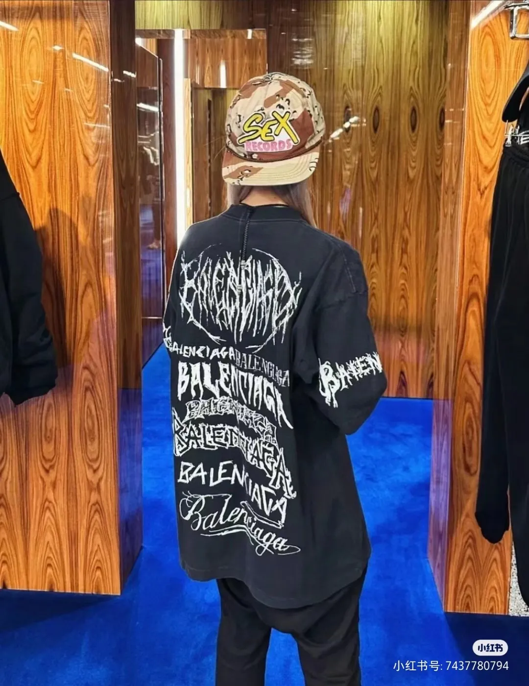 🎀Hot model pictures🎀The top tested version of Balenciaga/Balenciaga 24SS Year of the Dragon hand-painted graffiti logo full-print short-sleeved T-shirt everyone has been waiting for! The Year of the Dragon limited edition is finally available! The fabric is made of 16-count single combed compact spun 250g thickened plain weave fabric, washed and dyed on the panel. The front and rear left and right sleeve patterns are all made using an elliptical machine direct injection process. After scanning the pattern, the details of the panel are adjusted manually. Then use large cloth to repeatedly adjust the pattern on the board. The printing is delicate and neat. The ready-made garments are washed softly to ensure no shrinkage. Double-pressing technology is used. The pattern part uses graffiti-style Gothic fonts. The pattern effect is fully restored. The double-layer stitching on the back collar is firm and tight. The double-chain routing on the shoulders. The hem is tightened tightly. The fabric is full of drape. The pattern is consistent. Customized and numbered washing. Only every detail is presented to customers. Size: S-XL P:280