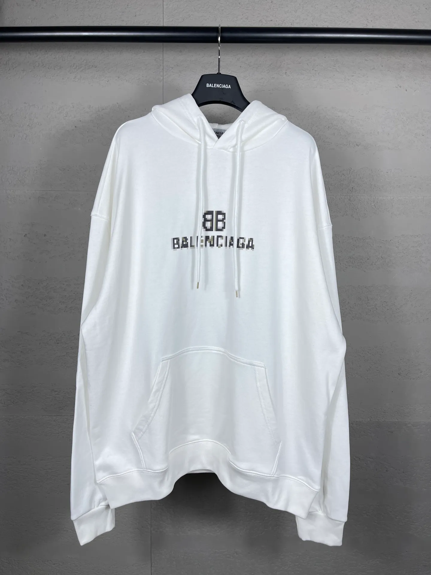 🅿️300 real photos [Top version. Official website quality] BALENCI*GA/Paris. Classic style. BALENCI*GA# Phantom BB direct-injection printed hooded sweatshirt. Brick cabinet synchronization. The fabric is made of Paris ZP custom-woven and dyed cotton sweatshirt. The weight is 450 grams. The cloth surface is clean. The cloth pattern is clear, soft and comfortable. The threads are woven and dyed with no color difference. The classic pattern is printed with Kornit direct-injection printing, which has no hand feel and has a three-dimensional effect that restores the brick cabinet. The version adopts OS loose shoulder design. Same style for men and women. Coding: BL238060 Color: black. White. Size: XS S M L
