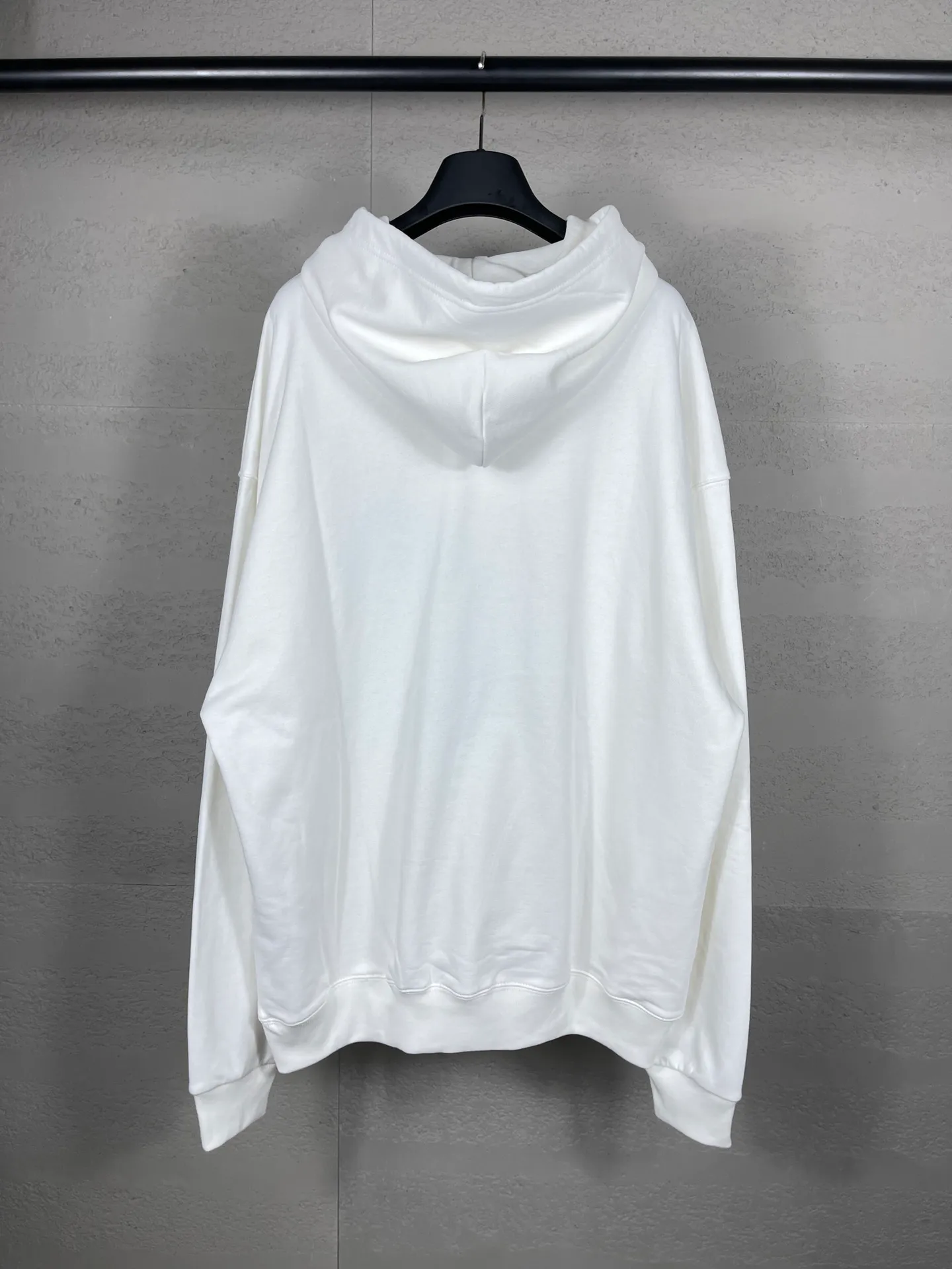 🅿️300 real photos [Top version. Official website quality] BALENCI*GA/Paris. Classic style. BALENCI*GA# Phantom BB direct-injection printed hooded sweatshirt. Brick cabinet synchronization. The fabric is made of Paris ZP custom-woven and dyed cotton sweatshirt. The weight is 450 grams. The cloth surface is clean. The cloth pattern is clear, soft and comfortable. The threads are woven and dyed with no color difference. The classic pattern is printed with Kornit direct-injection printing, which has no hand feel and has a three-dimensional effect that restores the brick cabinet. The version adopts OS loose shoulder design. Same style for men and women. Coding: BL238060 Color: black. White. Size: XS S M L