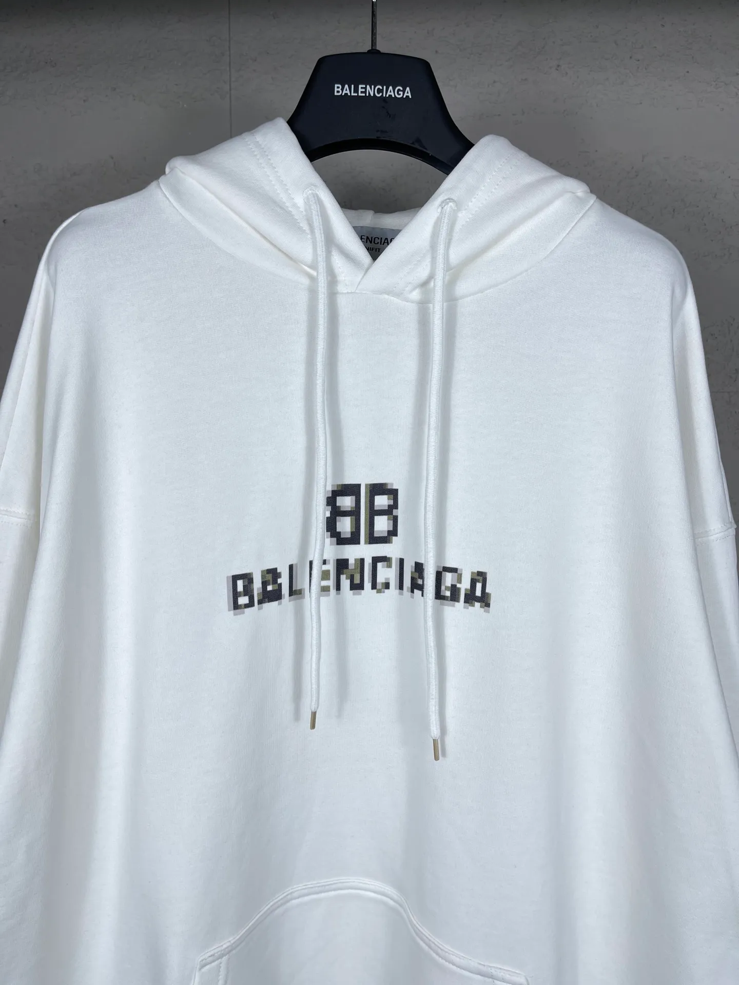 🅿️300 real photos [Top version. Official website quality] BALENCI*GA/Paris. Classic style. BALENCI*GA# Phantom BB direct-injection printed hooded sweatshirt. Brick cabinet synchronization. The fabric is made of Paris ZP custom-woven and dyed cotton sweatshirt. The weight is 450 grams. The cloth surface is clean. The cloth pattern is clear, soft and comfortable. The threads are woven and dyed with no color difference. The classic pattern is printed with Kornit direct-injection printing, which has no hand feel and has a three-dimensional effect that restores the brick cabinet. The version adopts OS loose shoulder design. Same style for men and women. Coding: BL238060 Color: black. White. Size: XS S M L