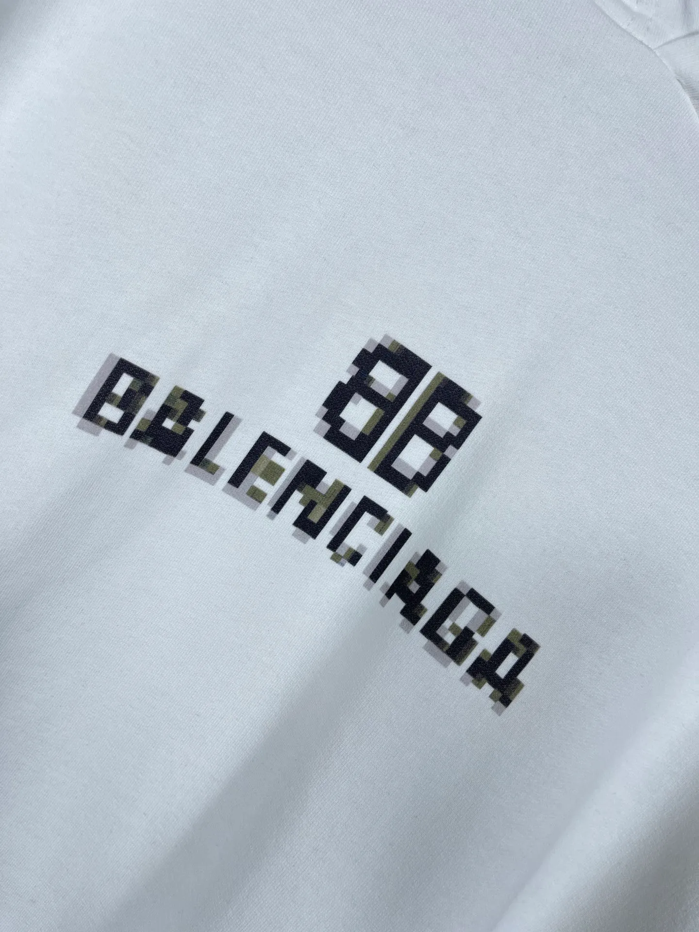 🅿️300 real photos [Top version. Official website quality] BALENCI*GA/Paris. Classic style. BALENCI*GA# Phantom BB direct-injection printed hooded sweatshirt. Brick cabinet synchronization. The fabric is made of Paris ZP custom-woven and dyed cotton sweatshirt. The weight is 450 grams. The cloth surface is clean. The cloth pattern is clear, soft and comfortable. The threads are woven and dyed with no color difference. The classic pattern is printed with Kornit direct-injection printing, which has no hand feel and has a three-dimensional effect that restores the brick cabinet. The version adopts OS loose shoulder design. Same style for men and women. Coding: BL238060 Color: black. White. Size: XS S M L