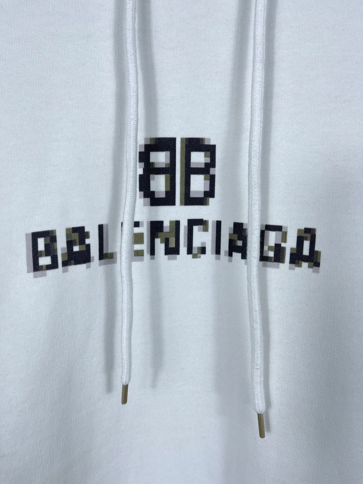 🅿️300 real photos [Top version. Official website quality] BALENCI*GA/Paris. Classic style. BALENCI*GA# Phantom BB direct-injection printed hooded sweatshirt. Brick cabinet synchronization. The fabric is made of Paris ZP custom-woven and dyed cotton sweatshirt. The weight is 450 grams. The cloth surface is clean. The cloth pattern is clear, soft and comfortable. The threads are woven and dyed with no color difference. The classic pattern is printed with Kornit direct-injection printing, which has no hand feel and has a three-dimensional effect that restores the brick cabinet. The version adopts OS loose shoulder design. Same style for men and women. Coding: BL238060 Color: black. White. Size: XS S M L