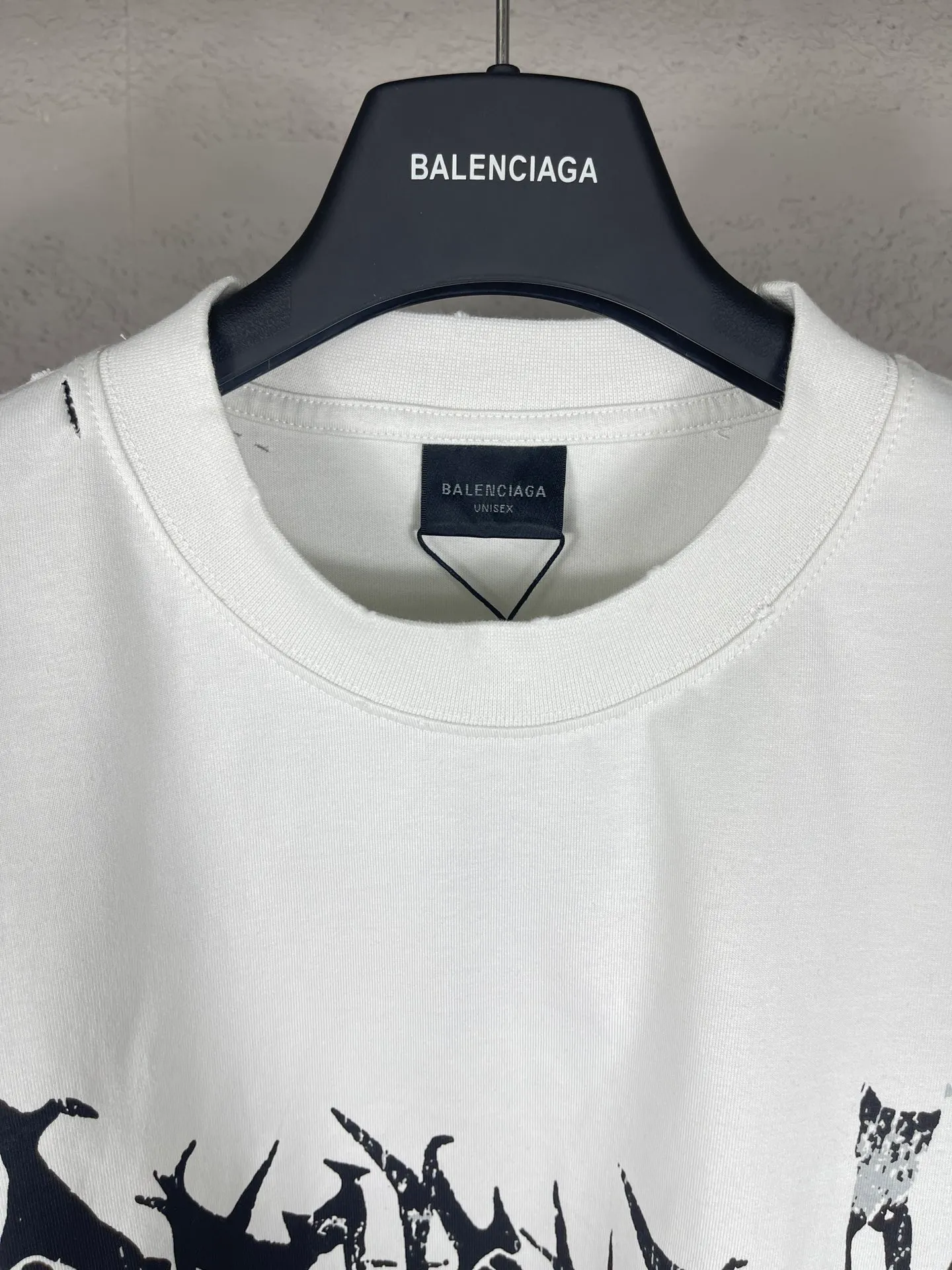 🅿️190 real photos [Top version. Official website quality] BALENCI*GA/Paris. SS25 latest classic LOGO art Sanskrit font cracked printed short-sleeved T-shirt. Ready-made garments washed and worn in many places. Brick cabinets are synchronized. Genuine products are developed at the first time, and you can print and compare! The fabric is made of Paris ZP custom-woven and dyed cotton double yarn. Weighing 260 grams, the cloth surface is clean. The cloth pattern is clear, soft and comfortable. The threads are dyed with no color difference. The printing uses environmentally friendly imported crack printing materials. The letters are clear and the effect is three-dimensional. The version adopts OS loose shoulder design. Same style for men and women. Code: BL223615 Color: black, gray and white. Size: XS S M L
