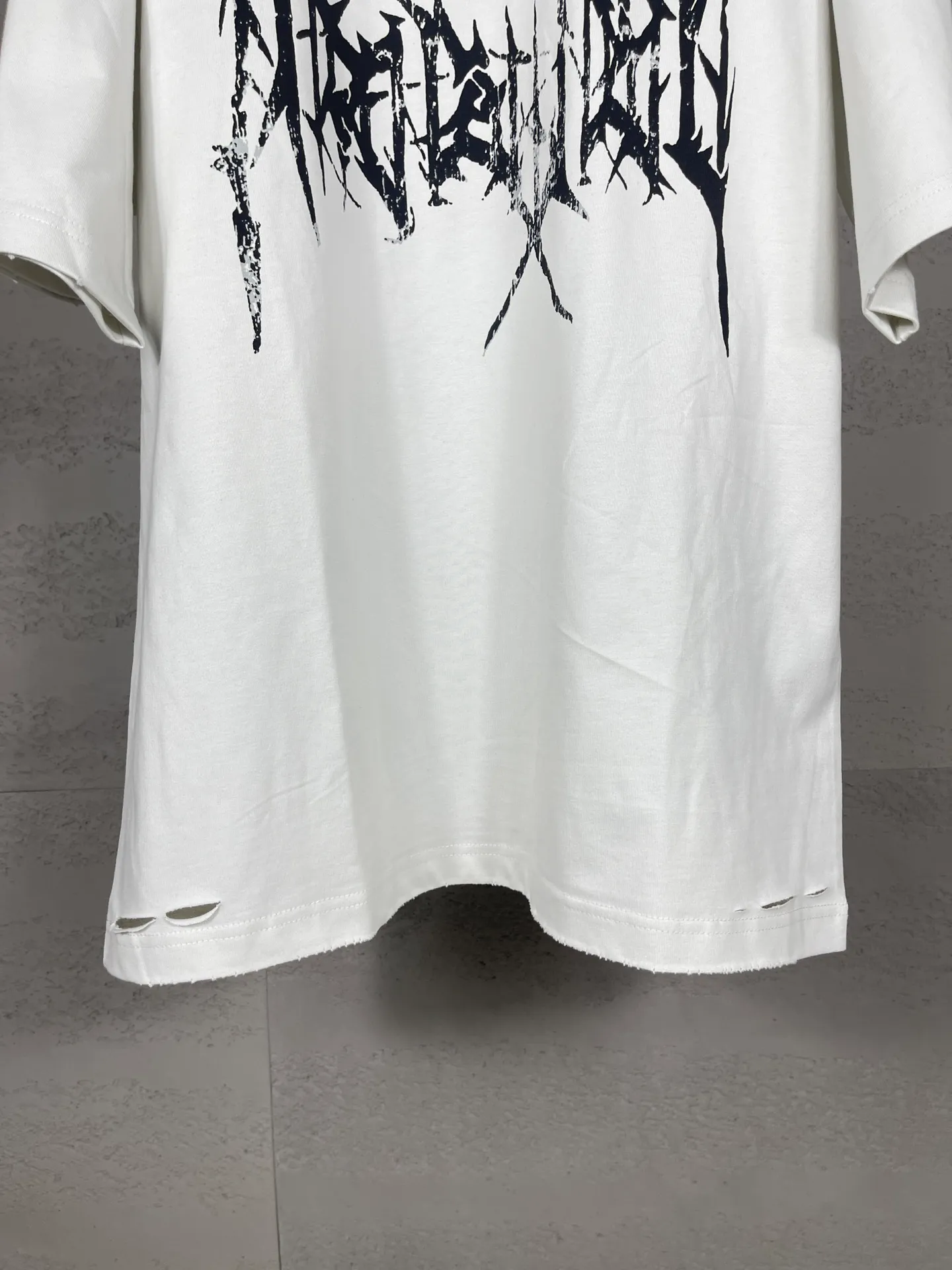 🅿️190 real photos [Top version. Official website quality] BALENCI*GA/Paris. SS25 latest classic LOGO art Sanskrit font cracked printed short-sleeved T-shirt. Ready-made garments washed and worn in many places. Brick cabinets are synchronized. Genuine products are developed at the first time, and you can print and compare! The fabric is made of Paris ZP custom-woven and dyed cotton double yarn. Weighing 260 grams, the cloth surface is clean. The cloth pattern is clear, soft and comfortable. The threads are dyed with no color difference. The printing uses environmentally friendly imported crack printing materials. The letters are clear and the effect is three-dimensional. The version adopts OS loose shoulder design. Same style for men and women. Code: BL223615 Color: black, gray and white. Size: XS S M L