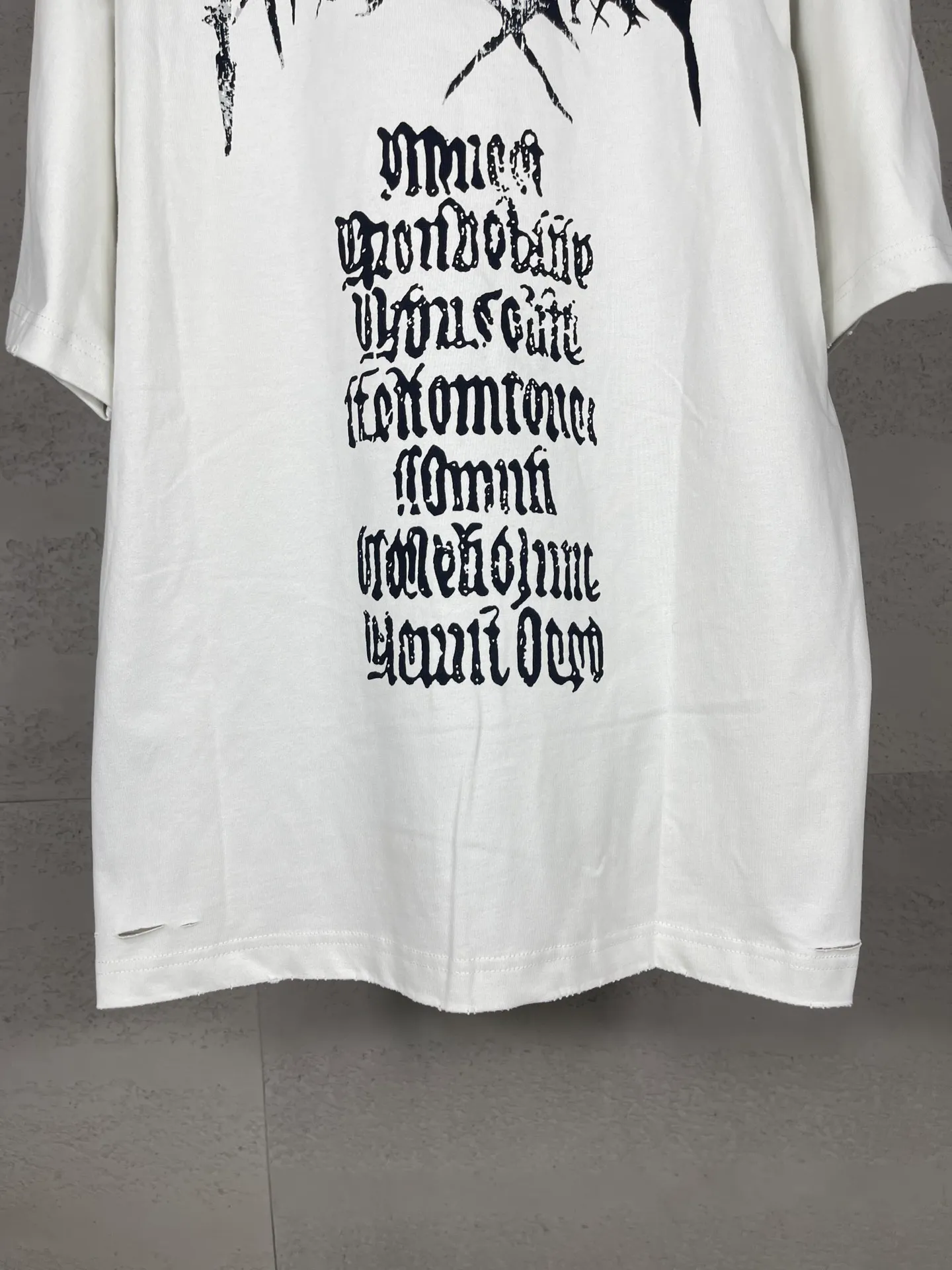 🅿️190 real photos [Top version. Official website quality] BALENCI*GA/Paris. SS25 latest classic LOGO art Sanskrit font cracked printed short-sleeved T-shirt. Ready-made garments washed and worn in many places. Brick cabinets are synchronized. Genuine products are developed at the first time, and you can print and compare! The fabric is made of Paris ZP custom-woven and dyed cotton double yarn. Weighing 260 grams, the cloth surface is clean. The cloth pattern is clear, soft and comfortable. The threads are dyed with no color difference. The printing uses environmentally friendly imported crack printing materials. The letters are clear and the effect is three-dimensional. The version adopts OS loose shoulder design. Same style for men and women. Code: BL223615 Color: black, gray and white. Size: XS S M L