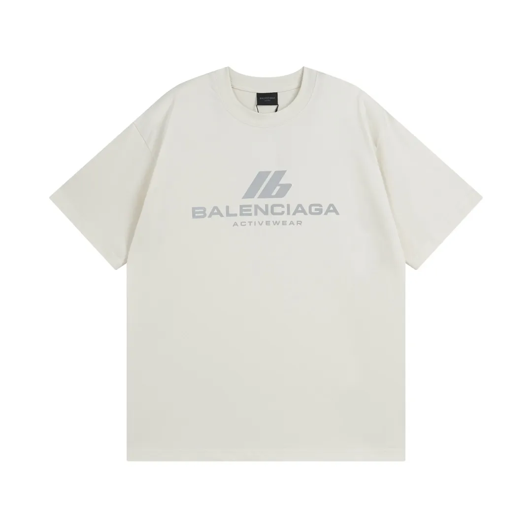 🅿️170 detailed pictures [Top version. Official website quality] BALENCI*GA/Paris. 2024 new style. 3M reflective letter printed short-sleeved T-shirt, brick cabinet synchronization. Genuine product developed in the first time, enjoy printing and comparison! The fabric is made of Paris ZP custom-woven and dyed cotton double yarn. Weighing 260 grams, the cloth surface is clean. The cloth pattern is clear, soft and comfortable. The threads are dyed with no color difference. The front piece is printed with reflective film. The effect is three-dimensional. Restore the brick cabinet. Different market currency, welcome to compare, the version adopts OS loose shoulder version. Same style for men and women Coding: BL223386 Color. Black, off-white Size: XS to L
