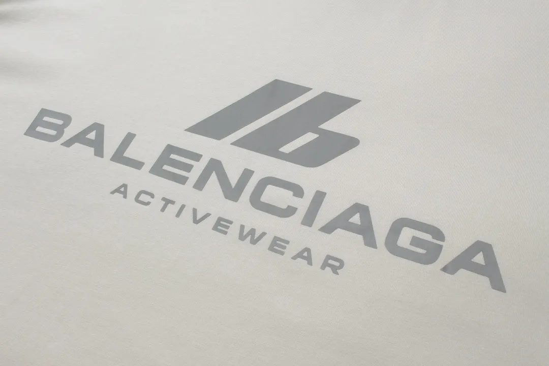 🅿️170 detailed pictures [Top version. Official website quality] BALENCI*GA/Paris. 2024 new style. 3M reflective letter printed short-sleeved T-shirt, brick cabinet synchronization. Genuine product developed in the first time, enjoy printing and comparison! The fabric is made of Paris ZP custom-woven and dyed cotton double yarn. Weighing 260 grams, the cloth surface is clean. The cloth pattern is clear, soft and comfortable. The threads are dyed with no color difference. The front piece is printed with reflective film. The effect is three-dimensional. Restore the brick cabinet. Different market currency, welcome to compare, the version adopts OS loose shoulder version. Same style for men and women Coding: BL223386 Color. Black, off-white Size: XS to L