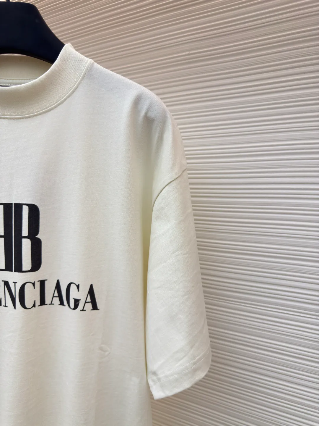 Balenciaga black letter double B printed short sleeves ●Original version: Purchased and developed by 2269 ●Item number: 1680738-A05 ●Fabric: vintage jersey fabric ●Technology: printing production ●Version: loose version ●Weight: about 300 grams ●Size: Fine cotton fabrics usually have better moisture absorption, breathability, warmth retention and wear resistance, and are also softer and smoother. Retro cotton fabric is a relatively thick cotton fabric with a retro-style black tone. It has been carefully processed and processed to have excellent texture and performance. Due to fine processing, the texture of fine cotton fabric is relatively light and soft, and it feels soft and comfortable. High-density dot paste printing is a unique and advanced printing technology. The distribution of dots is very dense, so the printed pattern has extremely high clarity and resolution. High-density dot printing technology is used to print various complex patterns and textures on clothing. Ink graffiti-like letter printing is printed through this technology, which has a unique texture and three-dimensional effect. At the same time, due to the special properties of the slurry, the printed pattern has a certain appeal, unique visual effects, and a delicate touch. The oversize loose silhouette design, the basic round neckline, dropped shoulder line, vertical pit stripe woven code from top to bottom, the collar, cuffs, and hem all have ruffles, and the sleeve length is longer to highlight the details. The thickness of the ready-made garment is the same as the original version, and it is additionally shaped to make the upper body wider and not easily deformed. The overall wiring is straight and delicate, the fabric is comfortable and soft, and the color is consistent without color difference. It can be matched with the same style to create a fashionable look and control various occasions. Customized accessories, complete with three standards, same style for men and women!