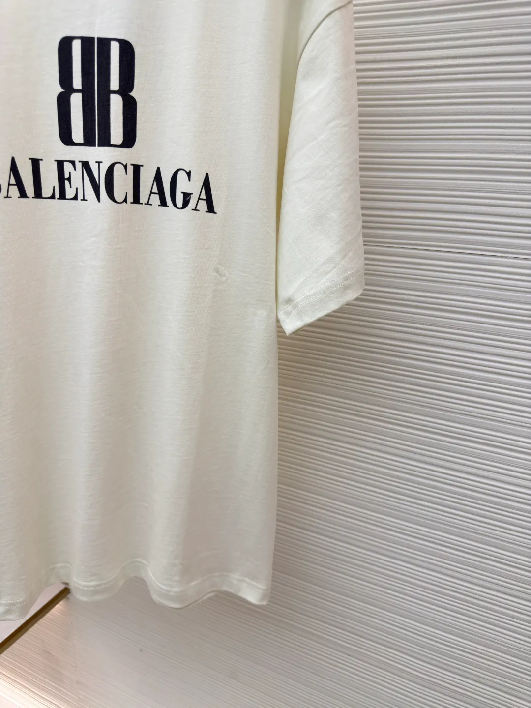 Balenciaga black letter double B printed short sleeves ●Original version: Purchased and developed by 2269 ●Item number: 1680738-A05 ●Fabric: vintage jersey fabric ●Technology: printing production ●Version: loose version ●Weight: about 300 grams ●Size: Fine cotton fabrics usually have better moisture absorption, breathability, warmth retention and wear resistance, and are also softer and smoother. Retro cotton fabric is a relatively thick cotton fabric with a retro-style black tone. It has been carefully processed and processed to have excellent texture and performance. Due to fine processing, the texture of fine cotton fabric is relatively light and soft, and it feels soft and comfortable. High-density dot paste printing is a unique and advanced printing technology. The distribution of dots is very dense, so the printed pattern has extremely high clarity and resolution. High-density dot printing technology is used to print various complex patterns and textures on clothing. Ink graffiti-like letter printing is printed through this technology, which has a unique texture and three-dimensional effect. At the same time, due to the special properties of the slurry, the printed pattern has a certain appeal, unique visual effects, and a delicate touch. The oversize loose silhouette design, the basic round neckline, dropped shoulder line, vertical pit stripe woven code from top to bottom, the collar, cuffs, and hem all have ruffles, and the sleeve length is longer to highlight the details. The thickness of the ready-made garment is the same as the original version, and it is additionally shaped to make the upper body wider and not easily deformed. The overall wiring is straight and delicate, the fabric is comfortable and soft, and the color is consistent without color difference. It can be matched with the same style to create a fashionable look and control various occasions. Customized accessories, complete with three standards, same style for men and women!
