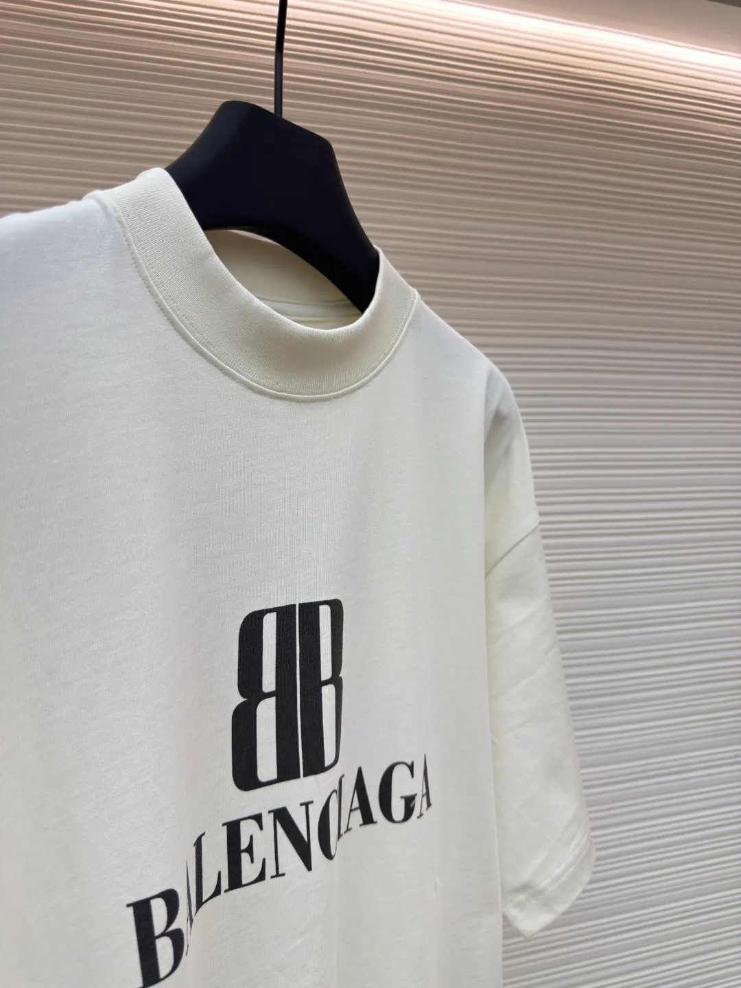 Balenciaga black letter double B printed short sleeves ●Original version: Purchased and developed by 2269 ●Item number: 1680738-A05 ●Fabric: vintage jersey fabric ●Technology: printing production ●Version: loose version ●Weight: about 300 grams ●Size: Fine cotton fabrics usually have better moisture absorption, breathability, warmth retention and wear resistance, and are also softer and smoother. Retro cotton fabric is a relatively thick cotton fabric with a retro-style black tone. It has been carefully processed and processed to have excellent texture and performance. Due to fine processing, the texture of fine cotton fabric is relatively light and soft, and it feels soft and comfortable. High-density dot paste printing is a unique and advanced printing technology. The distribution of dots is very dense, so the printed pattern has extremely high clarity and resolution. High-density dot printing technology is used to print various complex patterns and textures on clothing. Ink graffiti-like letter printing is printed through this technology, which has a unique texture and three-dimensional effect. At the same time, due to the special properties of the slurry, the printed pattern has a certain appeal, unique visual effects, and a delicate touch. The oversize loose silhouette design, the basic round neckline, dropped shoulder line, vertical pit stripe woven code from top to bottom, the collar, cuffs, and hem all have ruffles, and the sleeve length is longer to highlight the details. The thickness of the ready-made garment is the same as the original version, and it is additionally shaped to make the upper body wider and not easily deformed. The overall wiring is straight and delicate, the fabric is comfortable and soft, and the color is consistent without color difference. It can be matched with the same style to create a fashionable look and control various occasions. Customized accessories, complete with three standards, same style for men and women!