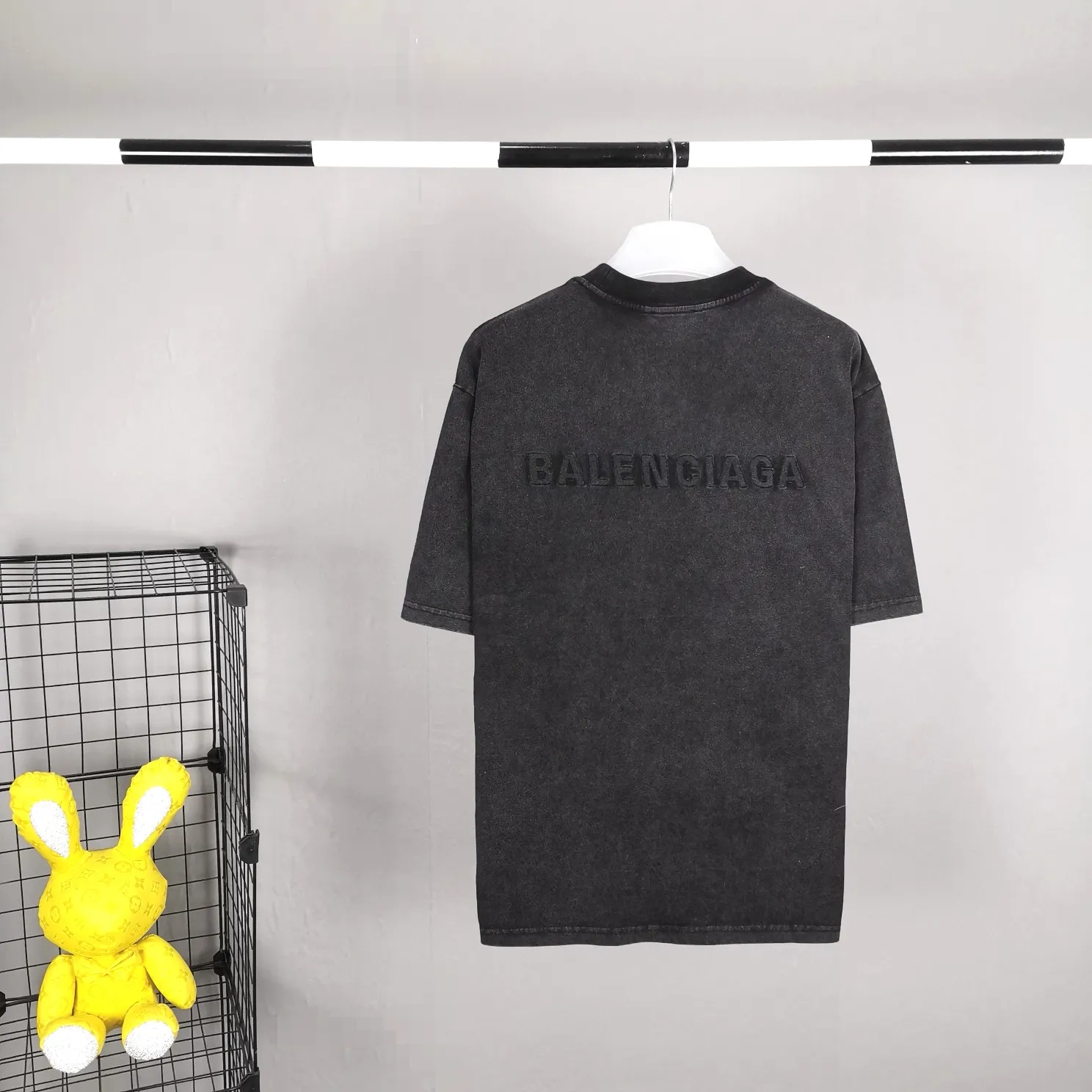 BALENCIAGA2022 new style Balenciaga back large embroidered LOGO washed and distressed basic loose cotton short sleeves for men and women couples custom-woven and dyed 280g vulcanized black fabric. The weight of the fabric after washing is up to 300+g. Imported Tajima embroidery. The letters are clear, and the embroidery uses 3D cherry blossom thread. The sand-frying process of ready-made garments makes the fabric slightly white and the whole body is broken. It is so trendy, contemporary and versatile!  Size: XS-L Color: Washed Black P:250