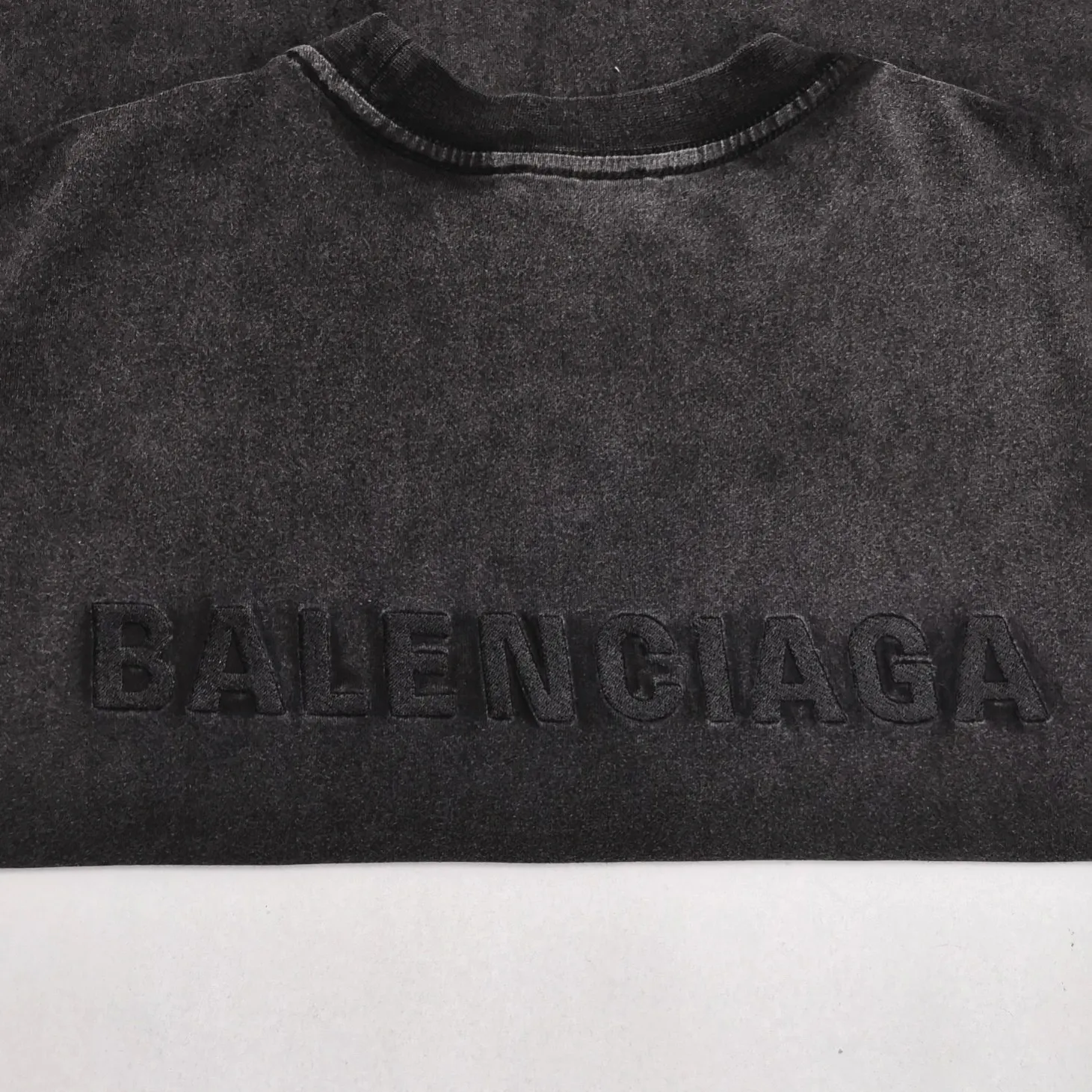 BALENCIAGA2022 new style Balenciaga back large embroidered LOGO washed and distressed basic loose cotton short sleeves for men and women couples custom-woven and dyed 280g vulcanized black fabric. The weight of the fabric after washing is up to 300+g. Imported Tajima embroidery. The letters are clear, and the embroidery uses 3D cherry blossom thread. The sand-frying process of ready-made garments makes the fabric slightly white and the whole body is broken. It is so trendy, contemporary and versatile!  Size: XS-L Color: Washed Black P:250