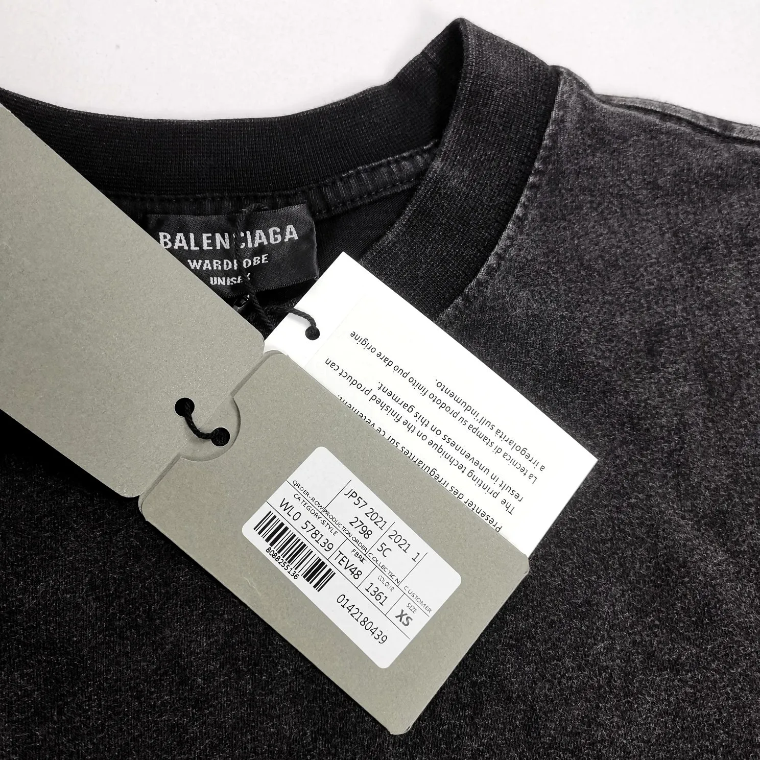 BALENCIAGA2022 new style Balenciaga back large embroidered LOGO washed and distressed basic loose cotton short sleeves for men and women couples custom-woven and dyed 280g vulcanized black fabric. The weight of the fabric after washing is up to 300+g. Imported Tajima embroidery. The letters are clear, and the embroidery uses 3D cherry blossom thread. The sand-frying process of ready-made garments makes the fabric slightly white and the whole body is broken. It is so trendy, contemporary and versatile!  Size: XS-L Color: Washed Black P:250